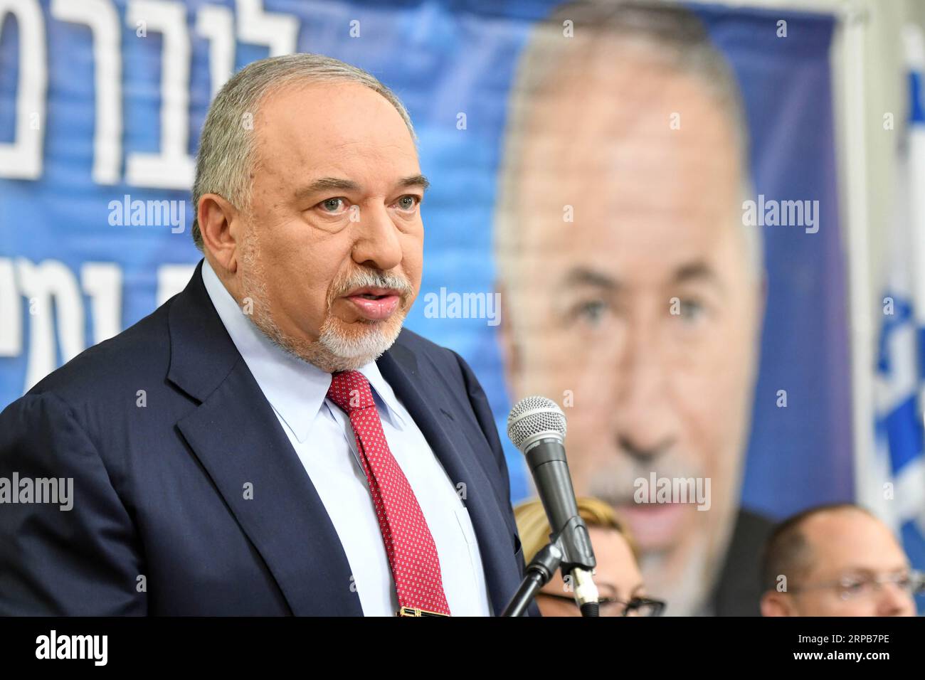 190530 -- TEL AVIV, 30. Mai 2019 -- Avigdor Lieberman, Vorsitzender der Partei Yisrael Beiteinu, spricht während einer Pressekonferenz in Tel Aviv, Israel, am 30. Mai 2019. Das israelische parlament, die Knesset, verabschiedete am Mittwochabend ein Gesetz zur Auflösung, weniger als zwei Monate nach den Parlamentswahlen am 9. April. Die nächsten Wahlen werden voraussichtlich am 17. September 2019 stattfinden. Das Gesetz wurde mit 74 Ja-Stimmen und 45 Nein-Stimmen verabschiedet, nachdem Premierminister Benjamin Netanjahu in den 42 Tagen, die ihm bis Mittwoch, Mitternacht, gegeben wurden, keine neue Regierung gebildet hatte. Die Likud-Party, angeführt von Netan Stockfoto