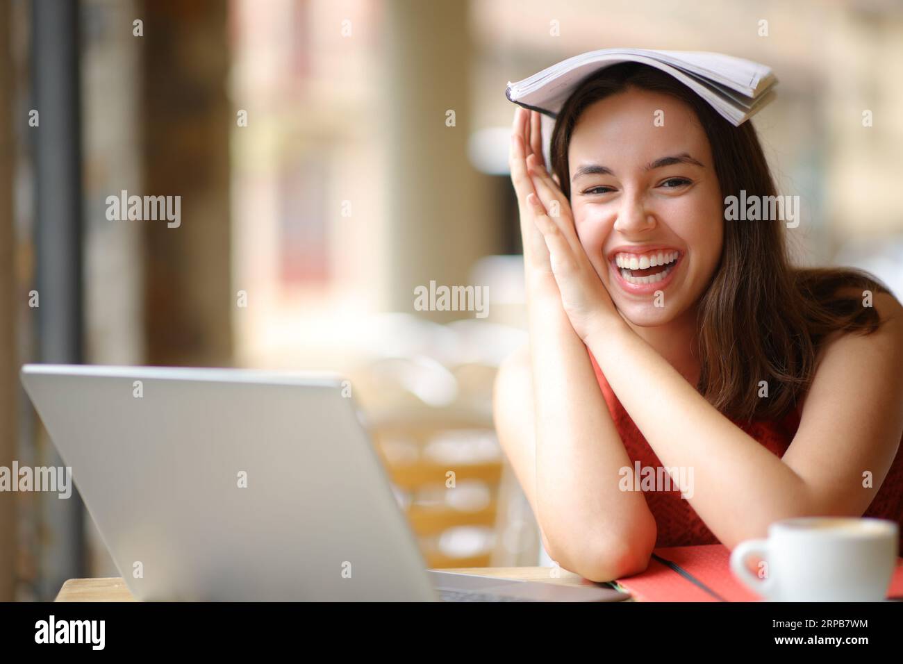 Glückliches E-Learning und lustiges Lachen in einer Bar Stockfoto
