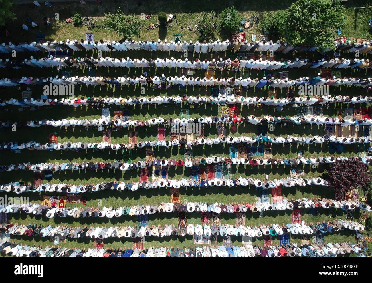 (190531) -- SRINAGAR, 31. Mai 2019 (Xinhua) -- Luftaufnahme vom 31. Mai 2019 zeigt Muslime, die während Jumat-ul-Vida, dem letzten Freitag des muslimischen heiligen Monats Ramadan, in Srinagar, der Sommerhauptstadt des von Indien kontrollierten Kaschmirs, an Gebeten teilnehmen. (Xinhua/Javed dar) KASCHMIR-SRINAGAR-RAMADAN-GEBETE PUBLICATIONxNOTxINxCHN Stockfoto