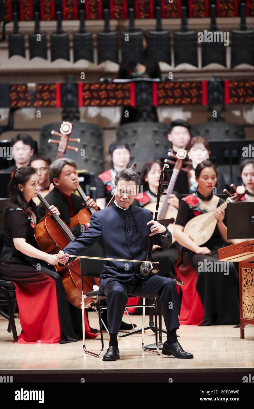 (190601) -- NEW YORK, 1. Juni 2019 -- Musiker treten während des Konzertes The Grand Set of Chime-Gells and Chinese Orchestra Music in der Carnegie Hall in New York, USA, am 31. Mai 2019 auf. Während des Konzerts interagieren alte Glocken und das chinesische Orchester im neuen Stil miteinander und präsentieren dem Publikum einen wunderschönen, anhaltenden Klang von Glocken sowie den Charme chinesischer nationaler Orchestermusik. ) US-NEW YORK-KONZERT-CHINESISCHE ALTE GLOCKEN WANGXYING PUBLICATIONXNOTXINXCHN Stockfoto