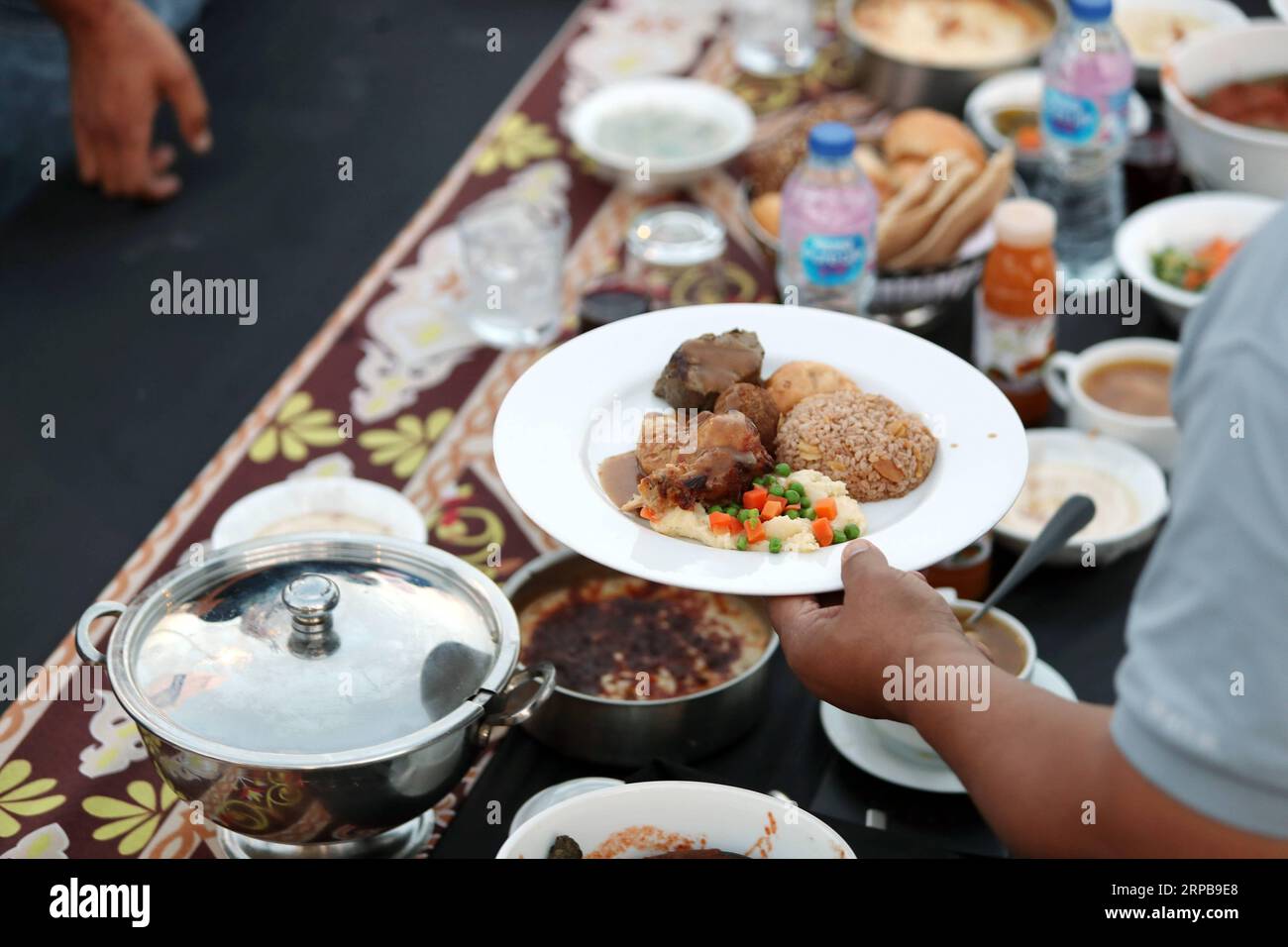 (190601) -- NEUE VERWALTUNGSHAUPTSTADT (ÄGYPTEN), 1. Juni 2019 -- die Menschen bereiten sich auf eine Messe iftar vor, die Mahlzeit, um ihr Fasten bei Sonnenuntergang zu beenden, in Ägyptens neuer Verwaltungshauptstadt, etwa 50 Kilometer östlich von Kairo, am 1. Juni 2019. ) ÄGYPTEN-NEUES VERWALTUNGSKAPITAL-IFTAR AhmedxGomaa PUBLICATIONxNOTxINxCHN Stockfoto