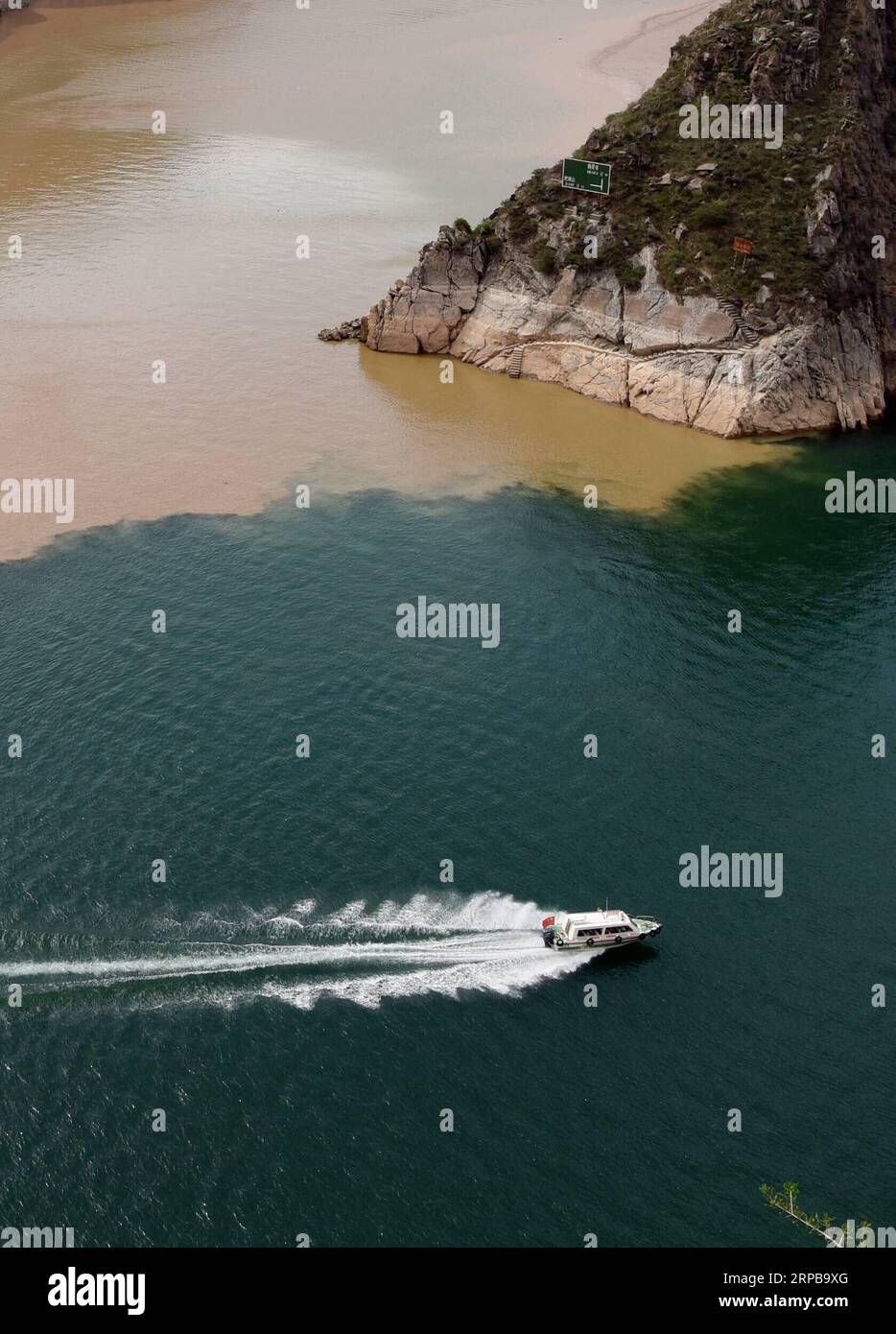 (190602) -- YONGJING, 2. Juni 2019 (Xinhua) -- Foto vom 2. Juni 2019 zeigt eine Yacht, die im Liujiaxia Reservoir im Yongjing County, nordwestlich der chinesischen Provinz Gansu segelt. Ein scharfer Farbkontrast zeigt sich deutlich, wenn sich zwei Flüsse, der seilfreie Yellow River und der dazugehörige Taohe River, der mit viel Schlamm und Sand fließt, im Liujiaxia Reservoir treffen, das weithin für sein klares Wasser bekannt ist. (Xinhua/Ma Ning) CHINA-GANSU-YONGJING-LIUJIAXIA STAUSEE-LANDSCHAFT (CN) PUBLICATIONxNOTxINxCHN Stockfoto