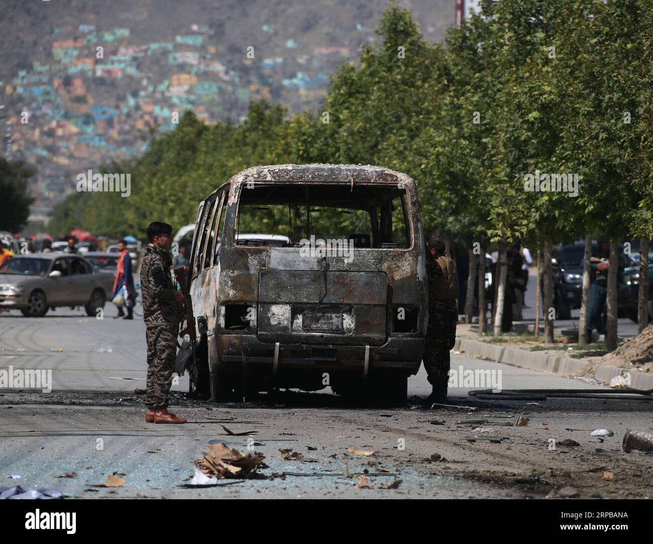 Nachrichten Bilder des Tages (190603) -- KABUL, 3. Juni 2019 -- afghanische Sicherheitskräfte inspizieren den Ort eines Angriffs in Kabul, Afghanistan, 3. Juni 2019. Fünf Menschen wurden tot bestätigt und zehn weitere wurden verletzt, als am Montag ein Bombenanschlag auf einen Minibus am westlichen Rand der Stadt Kabul stattfand, sagte der Kabul-Polizeisprecher Ferdaws Faramarz. AFGHANISTAN-KABUL-BOMBENANSCHLAG RahmatxAlizadah PUBLICATIONxNOTxINxCHN Stockfoto