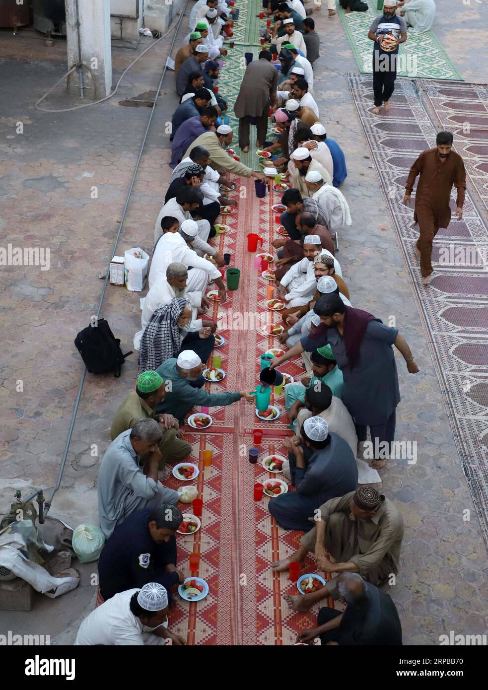 (190604) -- RAWALPINDI, 4. Juni 2019 -- Menschen warten darauf, ihr Fasten in einer Moschee während des heiligen Monats Ramadan in Rawalpindi, Pakistan, am 3. Juni 2019 zu brechen. ) PAKISTAN-RAWALPINDI-IFTAR AhmadxKamal PUBLICATIONxNOTxINxCHN Stockfoto