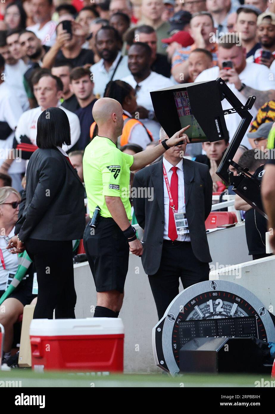 London, Großbritannien. September 2023. Schiedsrichter Anthony Taylor schaut sich den VAR-Monitor während des Spiels der Premier League im Emirates Stadium in London an. Das Bild sollte lauten: David Klein/Sportimage Credit: Sportimage Ltd/Alamy Live News Stockfoto