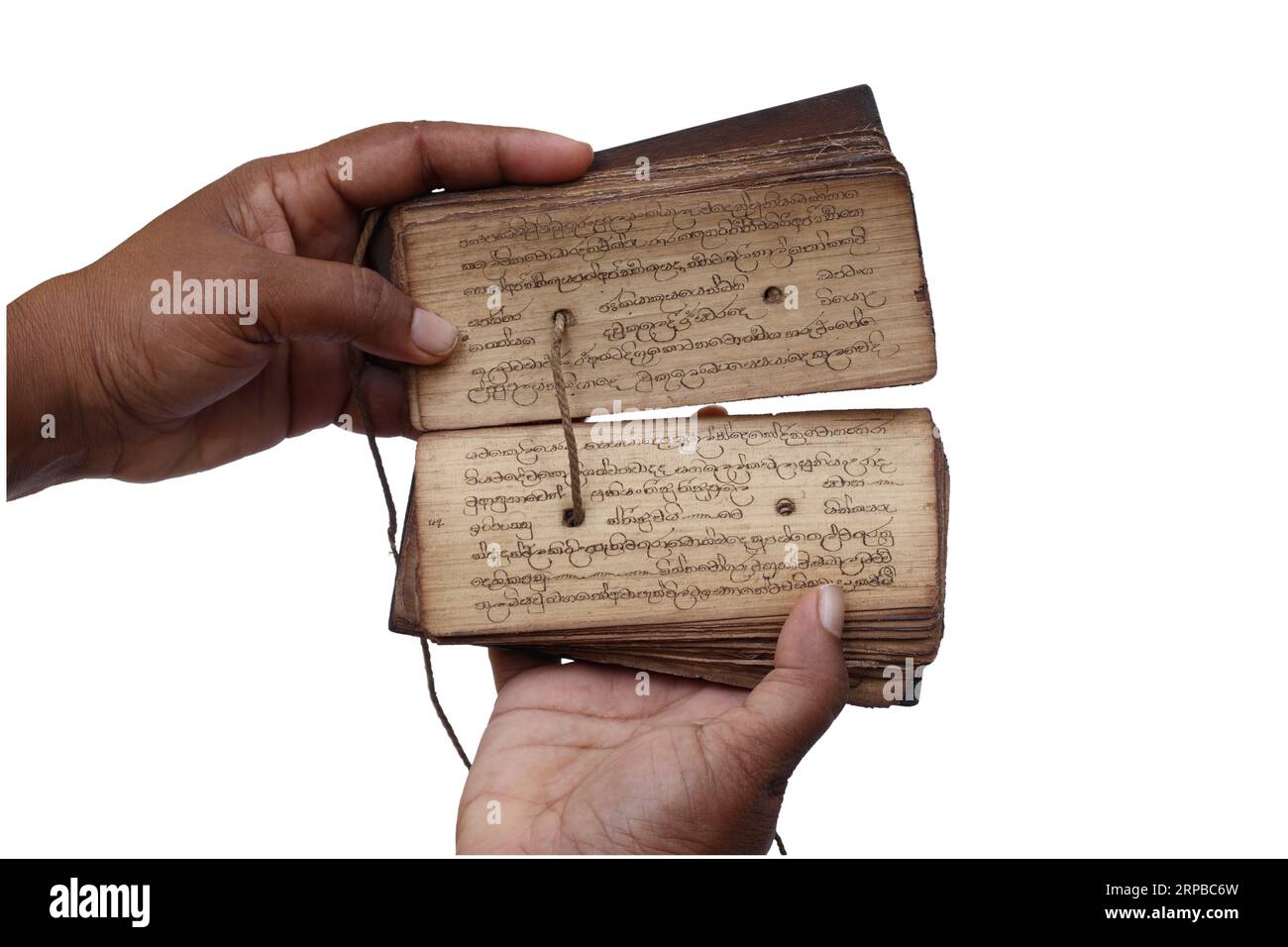 Die Haltung, ein antikes Palmenblatt-Manuskript in beiden Händen zu halten und das Buch offen zu halten und den Inhalt darin zu enthüllen. Stockfoto