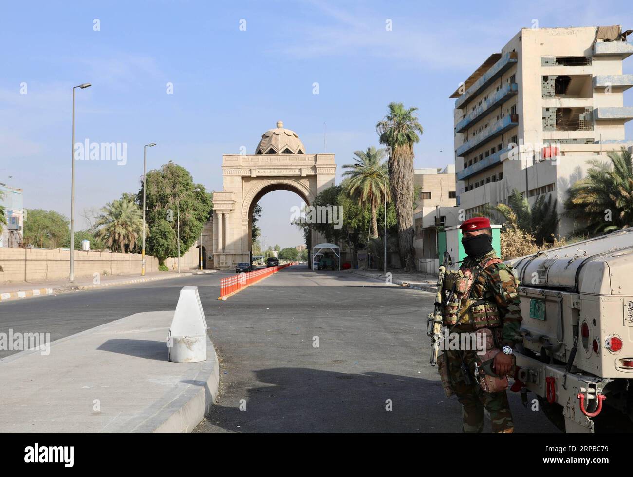 (190604) -- BAGDAD, 4. Juni 2019 -- Ein Sicherheitsmitglied wacht am 4. Juni 2019 über den Eingang zur Grünen Zone in Bagdad, Irak. Zum ersten Mal seit der von den USA geführten Invasion im Jahr 2003 wurden die Hauptstraßen in Bagdads stark befestigter Green Zone am Dienstag vollständig für den Verkehr geöffnet, was einen 16-jährigen Spalt zwischen den Einwohnern der Stadt und Politikern, der über die hohen Betonmauern der Zone hinaus gut gesichert war, ausbesserte. ) IRAK-BAGDAD-GRÜNE ZONE-ÖFFNUNG KhalilxDawood PUBLICATIONxNOTxINxCHN Stockfoto