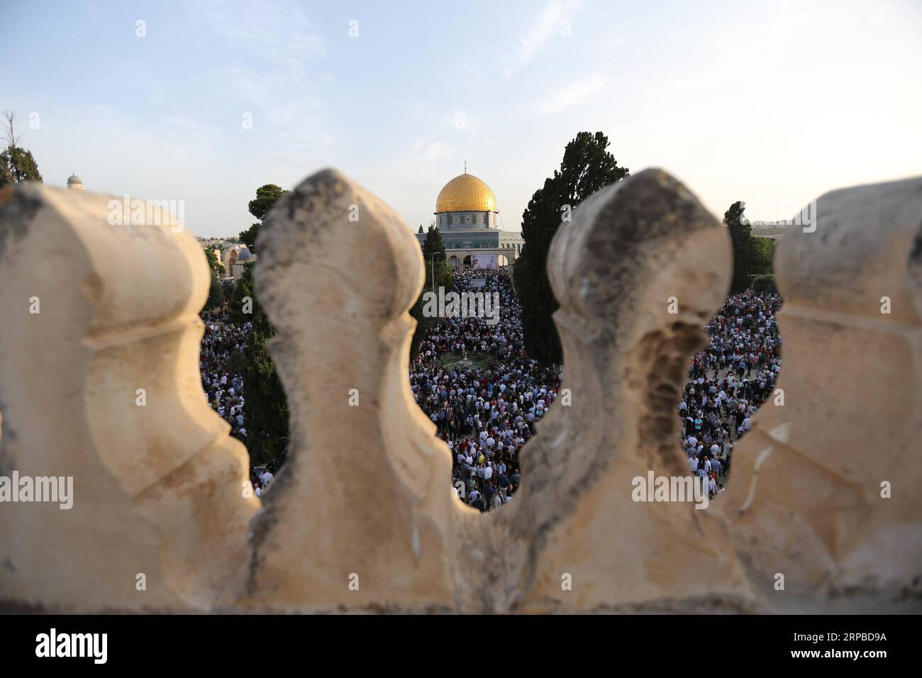 (190605) -- JERUSALEM, 5. Juni 2019 -- Muslime nehmen an den Eid al-Fitr-Gebeten auf dem Gelände Teil, das Muslimen als edles Heiligtum und Juden als Tempelberg in der Altstadt von Jerusalem bekannt ist, 5. Juni 2019. EID al-Fitr ist das muslimische fest, das das Ende des Fastenmonats Ramadan markiert. Muammar Awad) MIDEAST-JERUSALEM-EID AL-FITR guoyu PUBLICATIONxNOTxINxCHN Stockfoto