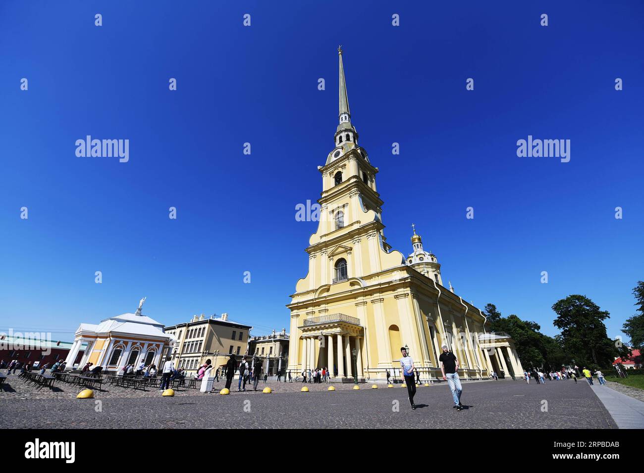 (190605) -- ST. PETERSBURG, 5. Juni 2019 (Xinhua) - Foto aufgenommen am 4. Juni 2019 zeigt die Peter-und-Paul-Kathedrale in St. Petersburg, Russland. St. Petersburg ist Russlands zweitgrößte Stadt. (Xinhua/Sadat) RUSSLAND-ST. PETERSBURGER LANDSCHAFT PUBLICATIONxNOTxINxCHN Stockfoto