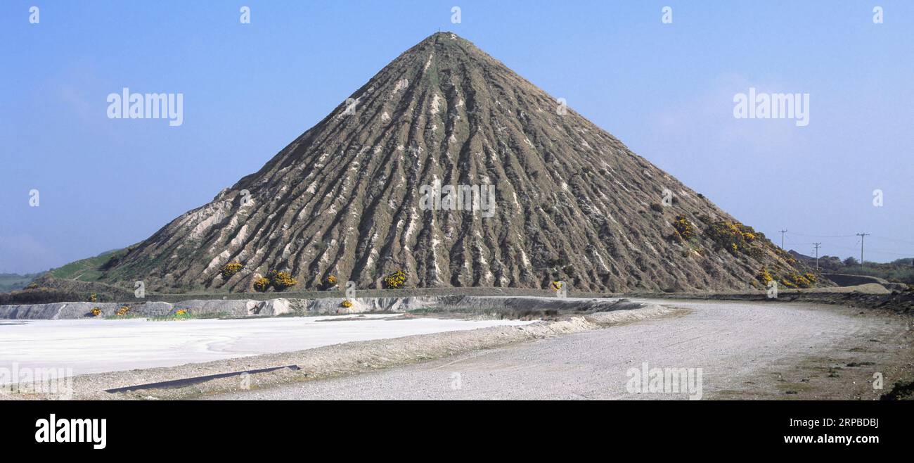 2002 historisches Archivfoto von Carluddon Tip*, einer „Cornish Pyramid“, einem Hügel aus Abfällen aus der chinesischen Tonindustrie in der Nähe von St. Austell mit weißem Schlamm-See in Großbritannien Stockfoto