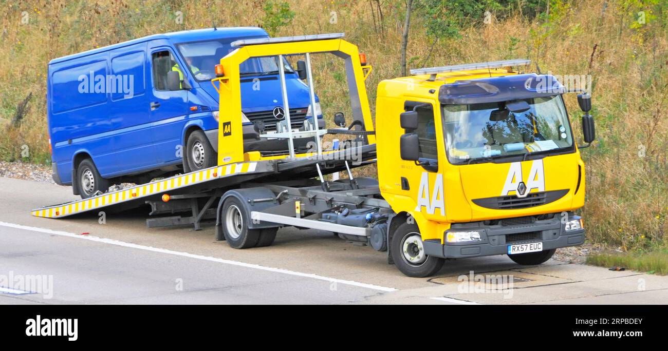 M25 London Orbitalautobahn Straße Vorderseite AA Pannenhilfe Rettung LKW-Beladung kaputter blauer Van auf harten Schulter Essex England UK Stockfoto