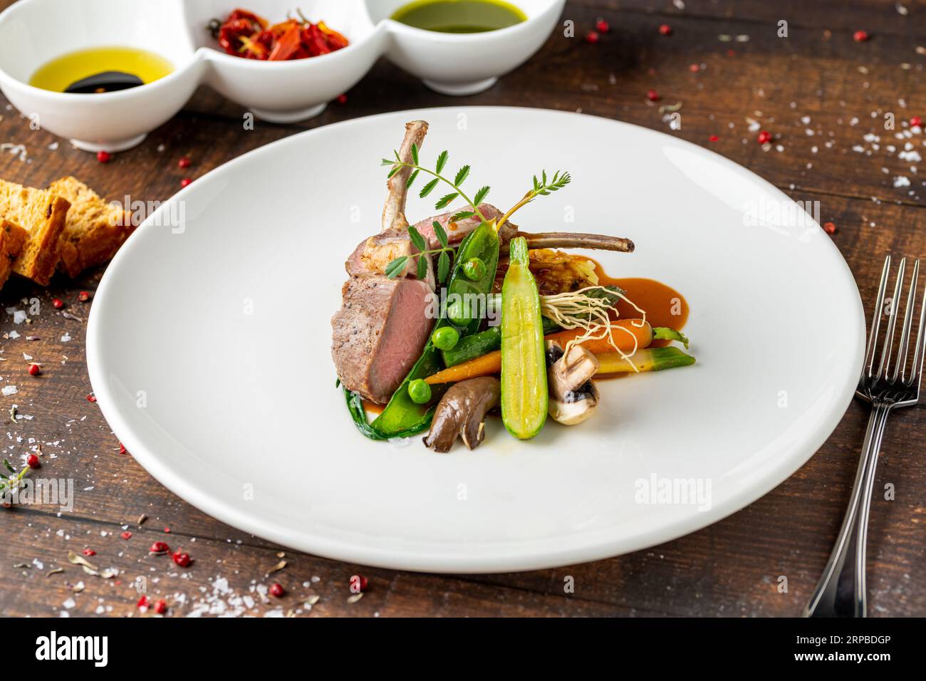 Lammkoteletts mit verschiedenen Gemüsesorten in einem feinen Restaurant Stockfoto