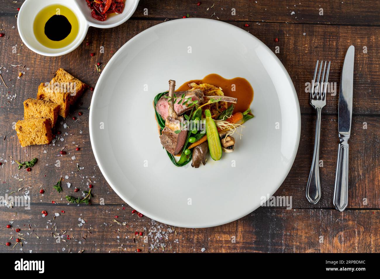 Lammkoteletts mit verschiedenen Gemüsesorten in einem feinen Restaurant Stockfoto