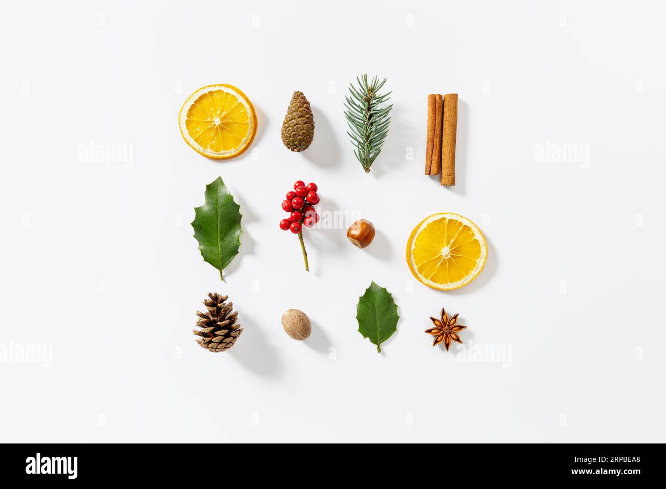 Flach liegend weihnachtliche Komposition mit Gewürzen und winterlicher Naturdekoration. Stockfoto