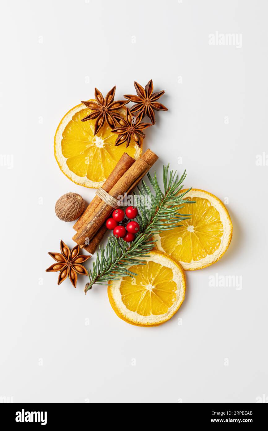 Weihnachtliche Gewürzdekoration mit Zimt, getrockneten Orangenscheiben, Sternanis und Muskatnuss. Stockfoto