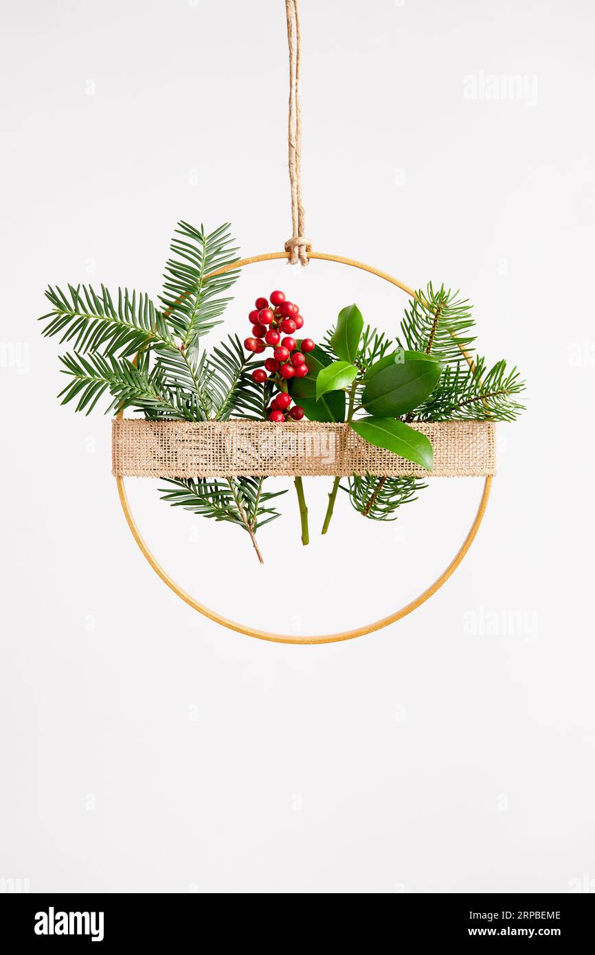 Natürliche weihnachtsgirlande aus echten holly Beeren und grünen Zweigen. Stockfoto