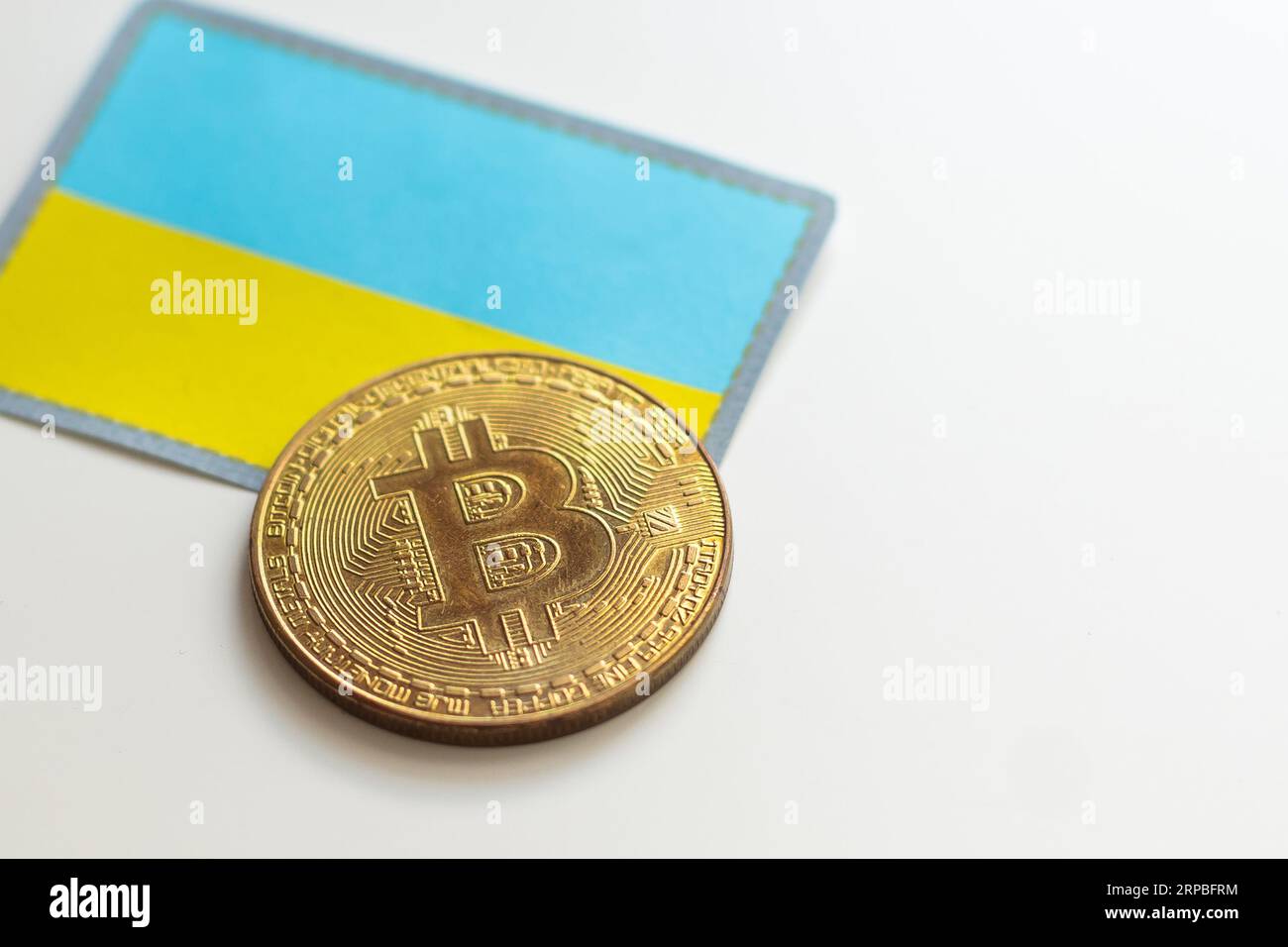 Bitcoin-Symbol auf ukrainischer Flagge 3D Hintergrund. Krypto-Währungs-Hintergrund für virtuelles Geld und Wertspeicher. Konzept der politischen Regulierung in Stockfoto