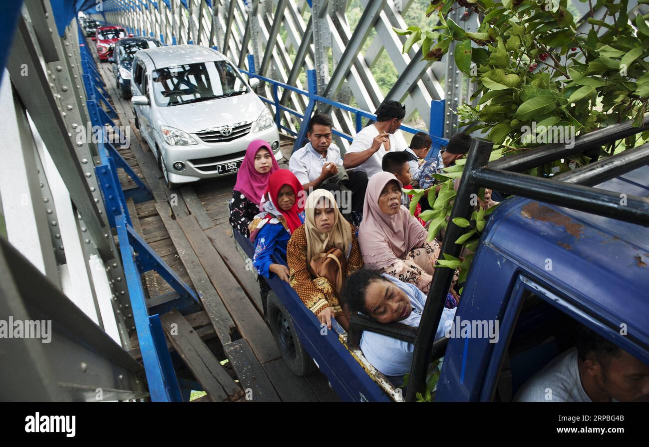 (190608) -- WEST JAVA, 8. Juni 2019 -- Pendler passieren am 8. Juni 2019 einen hölzernen Übergang unter der Cirohang Eisenbahnbrücke in Ciamis, West Java, Indonesien. ) INDONESIEN-WEST JAVA-PENDLER-ALLTAG REZAXESTILY PUBLICATIONXNOTXINXCHN Stockfoto