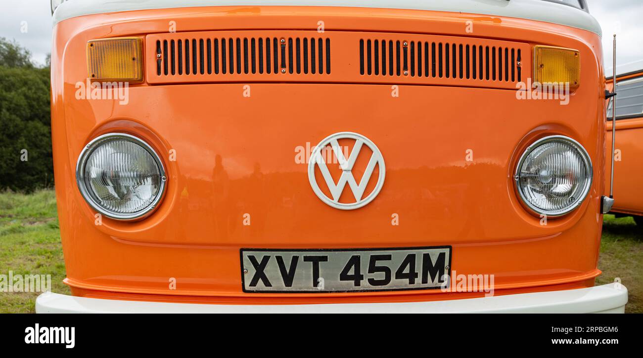 Newcastle-under-Lyme, Staffordshire-vereinigtes Königreich April, 14. April 2022 Klassischer orange-weißer Typ-2-Volkswagen Camper Van Stockfoto