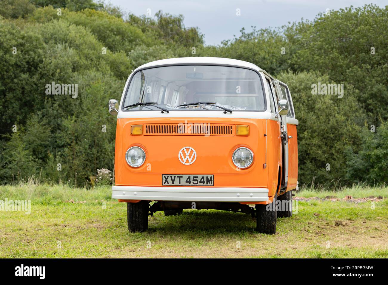 Newcastle-under-Lyme, Staffordshire-vereinigtes Königreich April, 14. April 2022 Klassischer orange-weißer Typ-2-Volkswagen Camper Van Stockfoto