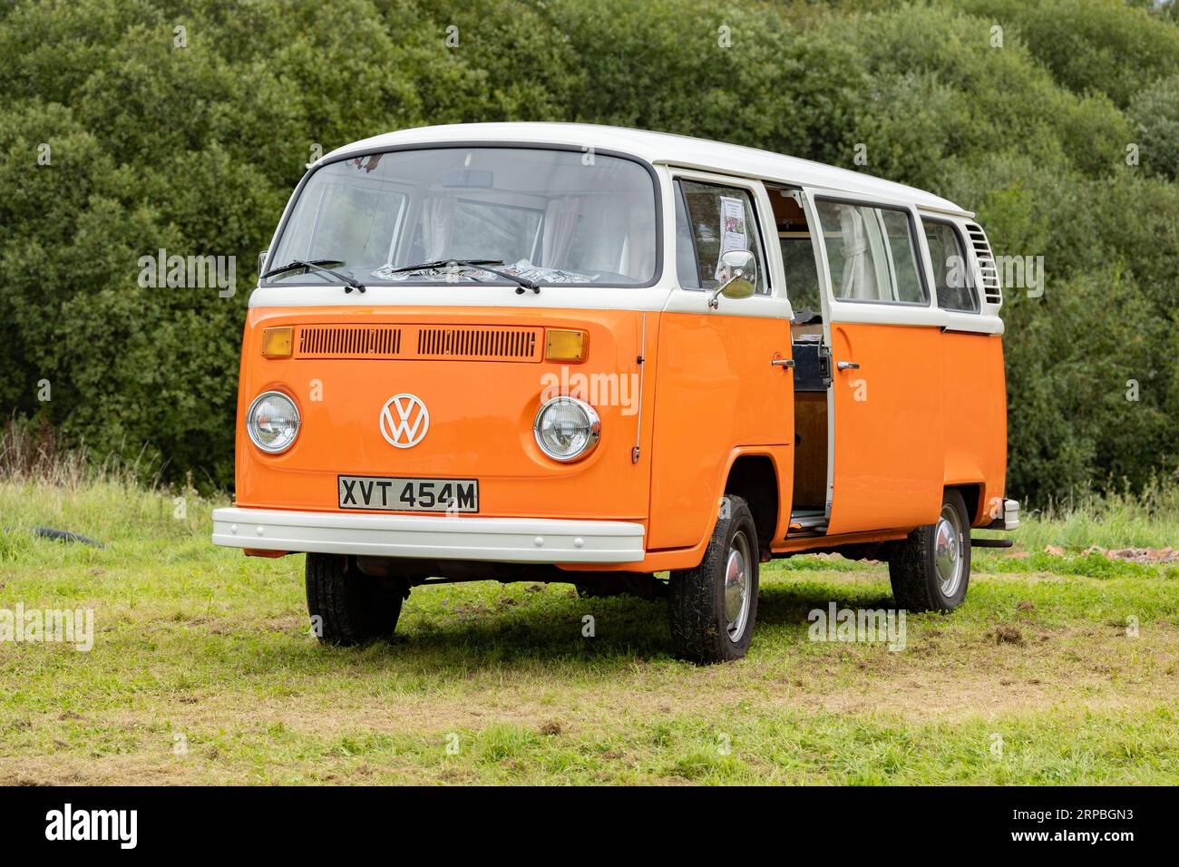 Newcastle-under-Lyme, Staffordshire-vereinigtes Königreich April, 14. April 2022 Klassischer orange-weißer Typ-2-Volkswagen Camper Van Stockfoto