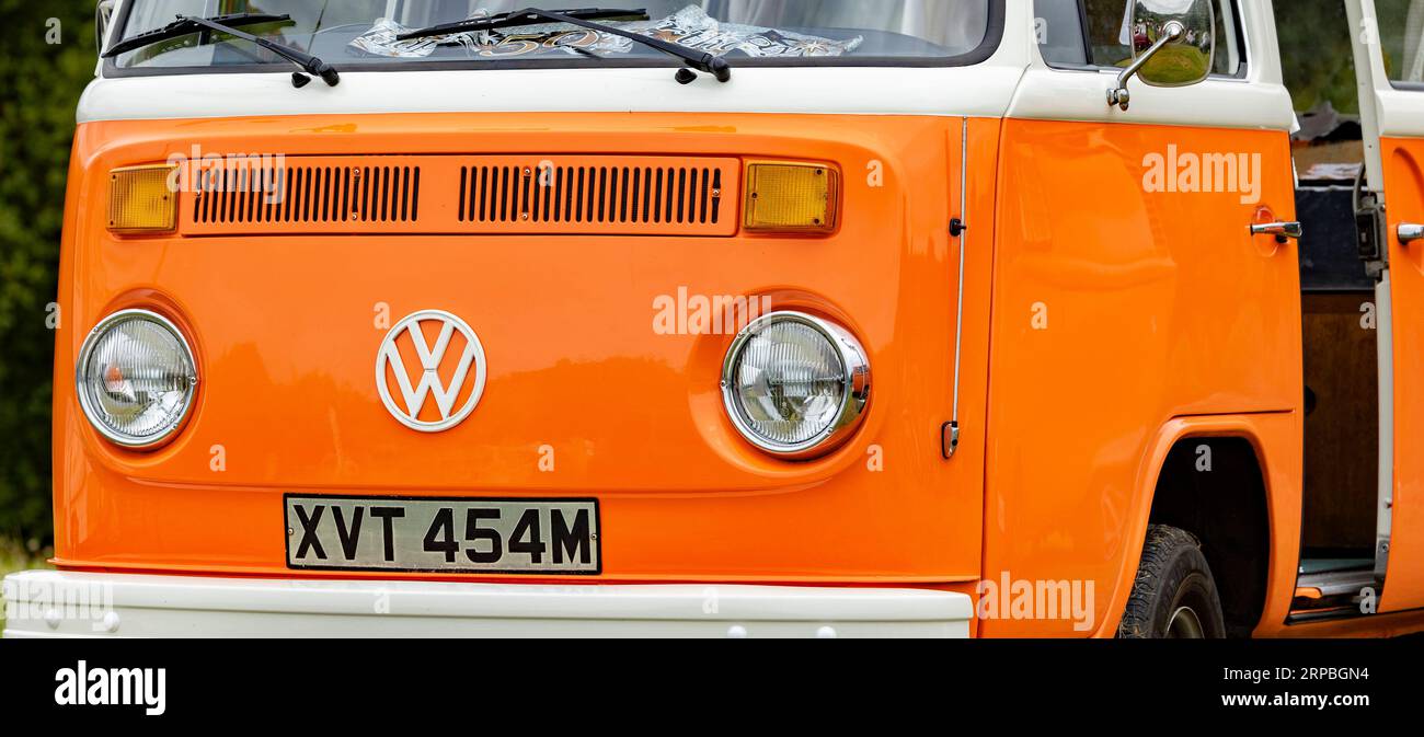 Newcastle-under-Lyme, Staffordshire-vereinigtes Königreich April, 14. April 2022 Klassischer orange-weißer Typ-2-Volkswagen Camper Van Stockfoto