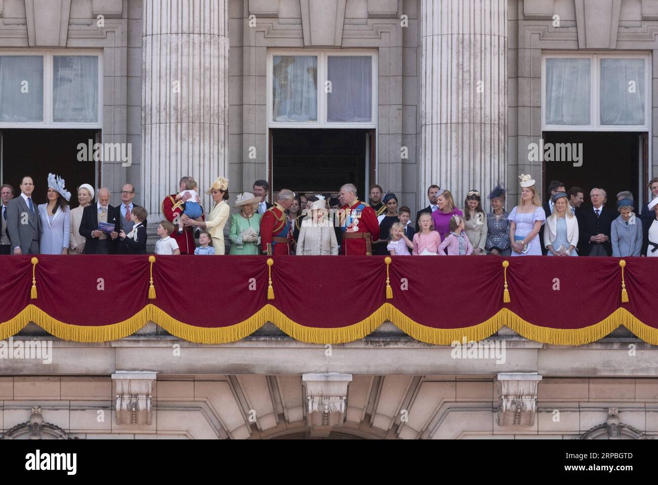 (190608) -- LONDON, 8. Juni 2019 -- die britische Königin Elizabeth II. (C) und ihre Familienmitglieder werden auf dem Balkon des Buckingham Palace während der Trooping the Colour Zeremonie zu ihrem 93. Geburtstag in London, Großbritannien, am 8. Juni 2019 gesehen. Königin Elizabeth feierte ihren offiziellen 93. Geburtstag am Samstag in London, mit einem Familientreffen auf dem Balkon im Buckingham Palace. GROSSBRITANNIEN-LONDON-QUEEN-93. GEBURTSTAGSFEIER RAYXTANG PUBLICATIONXNOTXINXCHN Stockfoto