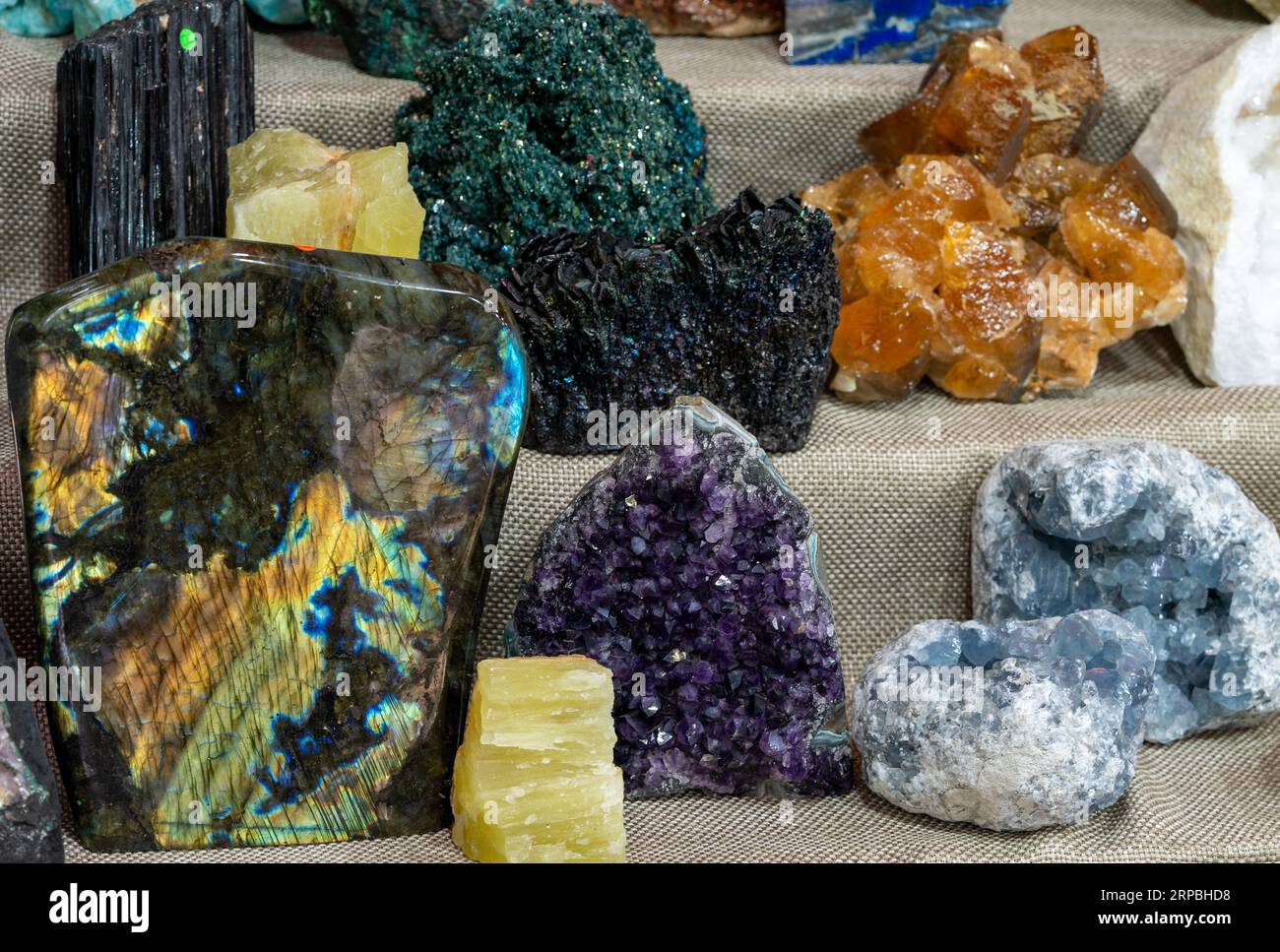 Mineralien und Edelsteine zum Verkauf auf einem Markt Stockfoto