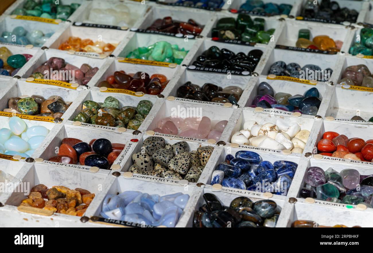 Verschiedene Edelsteine auf dem Markt Stockfoto