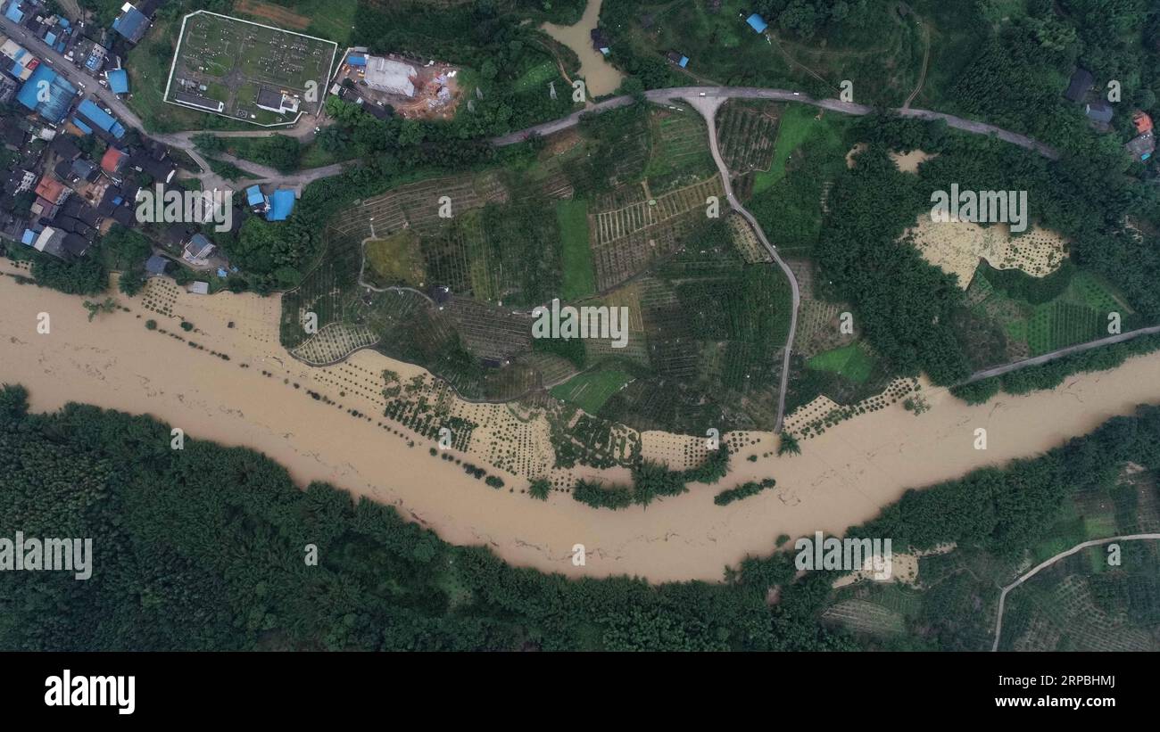 (190609) -- GUILIN, 9. Juni 2019 (Xinhua) -- Luftaufnahme, aufgenommen am 9. Juni 2019, zeigt die überflutete Dajiang Township von Rongan County, Stadt Liuzhou, südchinesische autonome Region Guangxi Zhuang. Das meteorologische Büro Guangxi hat am Sonntagabend die Notfallreaktion für meteorologische Katastrophen auf Stufe II erhöht, nachdem am Dienstag beginnende Regenfälle Überschwemmungen in mehreren Städten verursacht hatten. (Xinhua/Tan KAIXING) CHINA-GUANGXI-FLOOD-EMERGENCY RESPONSE (CN) PUBLICATIONxNOTxINxCHN Stockfoto