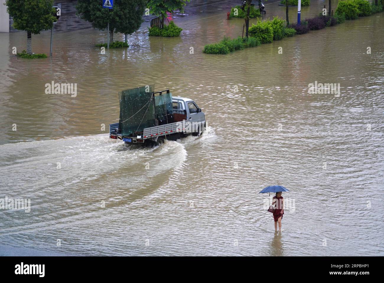 (190609) -- GUILIN, 9. Juni 2019 (Xinhua) -- Ein Fahrzeug fährt auf einer wasserdurchfluteten Straße im Bezirk Lingui in Guilin, südchinesische autonome Region Guangxi Zhuang, 9. Juni 2019. Das meteorologische Büro Guangxi hat am Sonntagabend die Notfallreaktion für meteorologische Katastrophen auf Stufe II erhöht, nachdem am Dienstag beginnende Regenfälle Überschwemmungen in mehreren Städten verursacht hatten. (Xinhua/Huang Yongdan) CHINA-GUANGXI-FLOOD-EMERGENCY RESPONSE (CN) PUBLICATIONxNOTxINxCHN Stockfoto