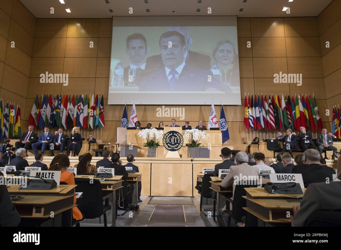 (190611) -- GENF, 11. Juni 2019 (Xinhua) -- der russische Premierminister Dmitri Medwedew hält eine Rede während der Internationalen Arbeitskonferenz der Internationalen Arbeitsorganisation (IAO) in Genf, Schweiz, 11. Juni 2019. Medwedew verurteilte am Dienstag illegitime Sanktionen, Protektionismus und Handelskriege, während er sich an die jährliche Internationale Arbeitskonferenz der IAO wandte, die vom 10. Bis 21. Juni stattfindet und den 100. Jahrestag der Organisation in Genf feiert. (Xinhua/Xu Jinquan) SCHWEIZ-GENF-ILO-HUNDERTJAHRSTAGUNG-MEDWEDEV PUBLICATIONxNOTxINxCHN Stockfoto