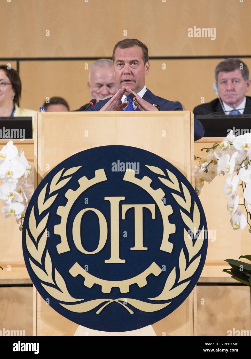 (190611) -- GENF, 11. Juni 2019 (Xinhua) -- der russische Premierminister Dmitri Medwedew hält eine Rede während der Internationalen Arbeitskonferenz der Internationalen Arbeitsorganisation (IAO) in Genf, Schweiz, 11. Juni 2019. Medwedew verurteilte am Dienstag illegitime Sanktionen, Protektionismus und Handelskriege, während er sich an die jährliche Internationale Arbeitskonferenz der IAO wandte, die vom 10. Bis 21. Juni stattfindet und den 100. Jahrestag der Organisation in Genf feiert. (Xinhua/Xu Jinquan) SCHWEIZ-GENF-ILO-HUNDERTJAHRSTAGUNG-MEDWEDEV PUBLICATIONxNOTxINxCHN Stockfoto