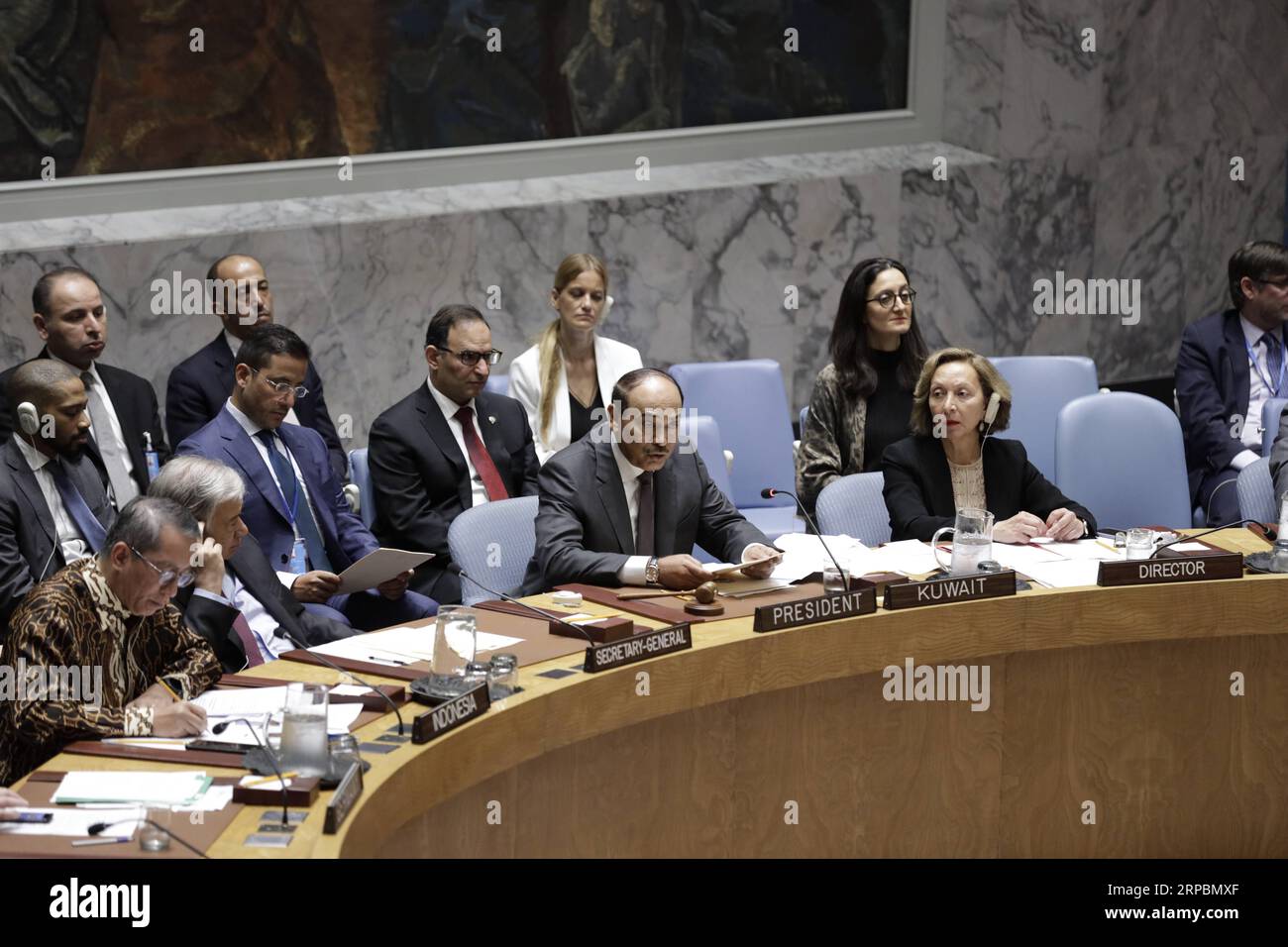 (190612) -- VEREINTEN NATIONEN, 12. Juni 2019 -- kuwaitischer Außenminister Sheikh Sabah Khaled Al-Hamad Al-Sabah (2. R, Front) spricht am 12. Juni 2019 im Hauptquartier der Vereinten NATIONEN in New York vor einer Tagung des Sicherheitsrats über Konfliktverhütung und -Meditation. UN-Generalsekretär Antonio Guterres sagte am Mittwoch, Konfliktprävention und Mediation seien zwei der wichtigsten Instrumente, die uns zur Verfügung stehen, um menschliches Leid zu verringern. ) VN-SICHERHEITSRAT-TAGUNG-KONFLIKTPRÄVENTION UND MEDITATION LIXMUZI PUBLICATIONXNOTXINXCHN Stockfoto