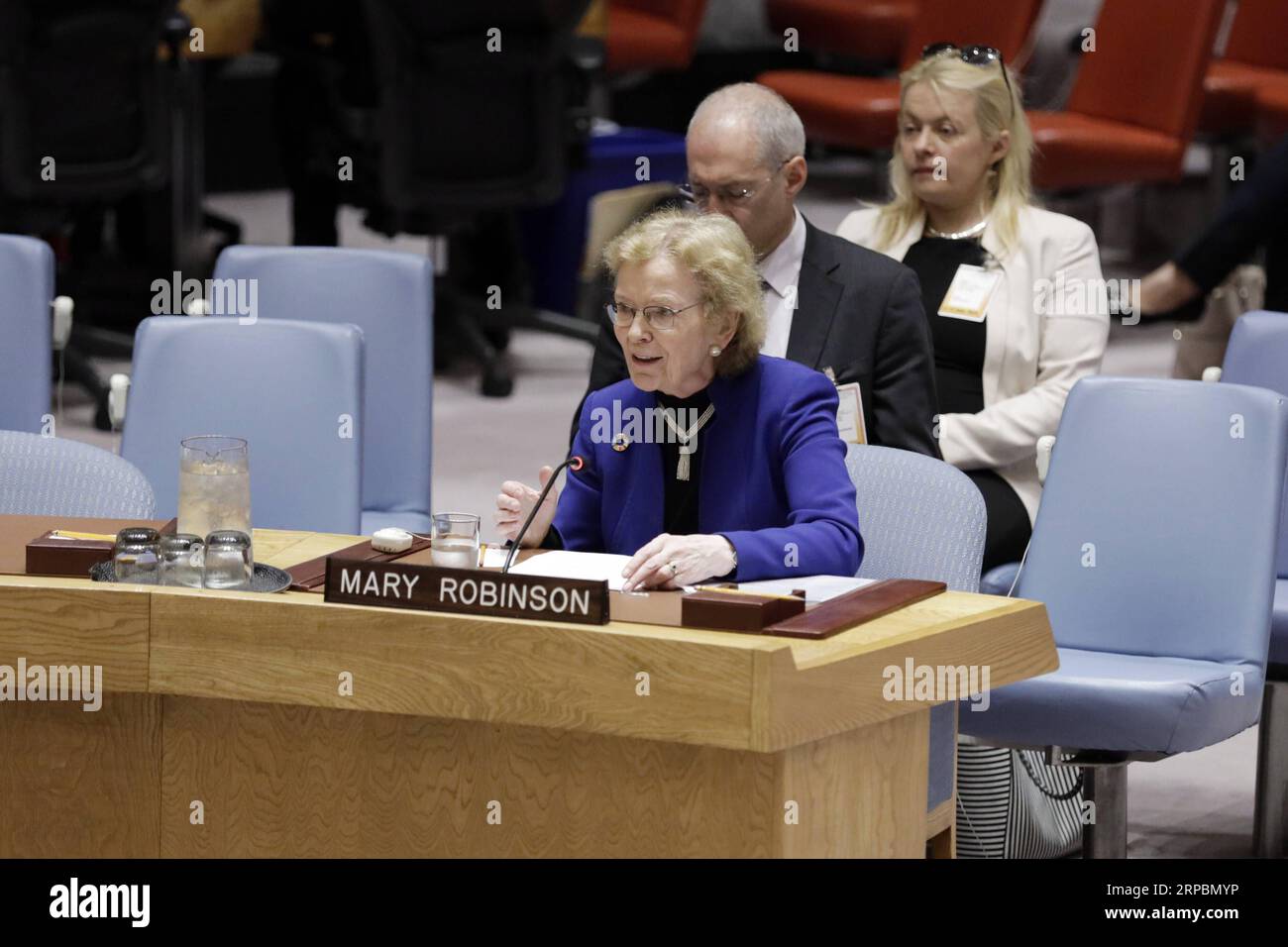 (190612) -- VEREINTEN NATIONEN, 12. Juni 2019 -- Mary Robinson (Front), Vorsitzende der Ältesten, erläutert eine Sitzung des Sicherheitsrats zur Konfliktverhütung und -Meditation am 12. Juni 2019 im Hauptquartier der Vereinten NATIONEN in New York. UN-Generalsekretär Antonio Guterres sagte am Mittwoch, Konfliktprävention und Mediation seien zwei der wichtigsten Instrumente, die uns zur Verfügung stehen, um menschliches Leid zu verringern. ) VN-SICHERHEITSRAT-TAGUNG-KONFLIKTPRÄVENTION UND MEDITATION LIXMUZI PUBLICATIONXNOTXINXCHN Stockfoto
