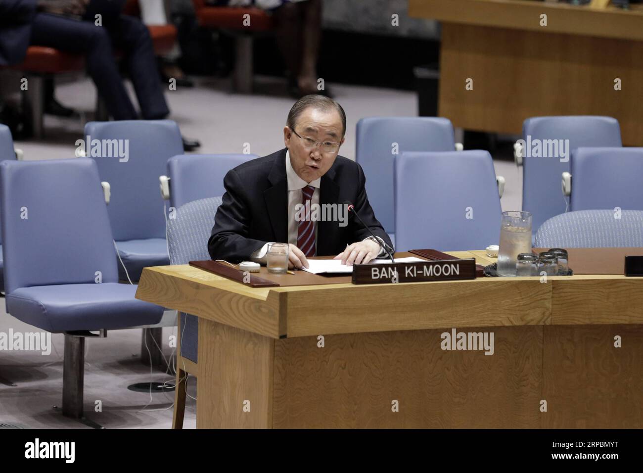 (190612) -- VEREINTEN NATIONEN, 12. Juni 2019 -- Ban Ki-moon, ehemaliger Generalsekretär der Vereinten Nationen und derzeitiger stellvertretender Vorsitzender der Ältesten, erläutert eine Sitzung des Sicherheitsrats über Konfliktverhütung und Meditation im Hauptquartier der Vereinten Nationen in New York, 12. Juni 2019. Ban Ki-moon sagte am Mittwoch, dass eine starke und gemeinsame Stimme des Sicherheitsrats angesichts des wachsenden Populismus und Isolationismus in der ganzen Welt mehr denn je benötigt wird. ) VN-SICHERHEITSRAT-TAGUNG-KONFLIKTPRÄVENTION UND MEDITATION LIXMUZI PUBLICATIONXNOTXINXCHN Stockfoto