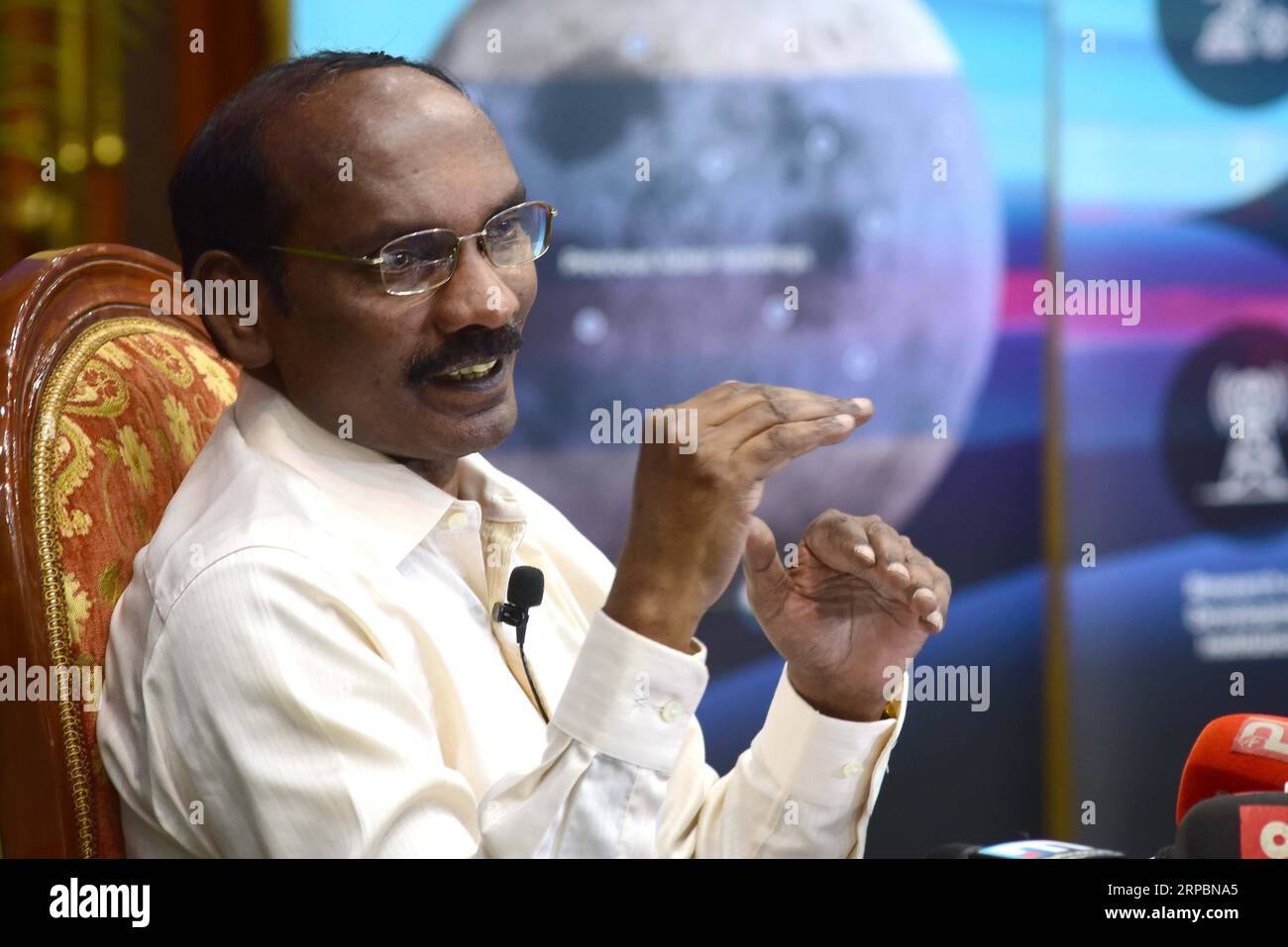 (190613) -- BANGALORE, 13. Juni 2019 -- Vorsitzender der Indian Space Research Organisation (ISRO) K. Sivan spricht auf einer Pressekonferenz über Indiens zweite Mission zum Mond Chandrayaan-2 in Bangalore, Indien, 12. Juni 2019. Indiens zweite Mission zum Mond Chandrayaan-2 werde am 15. Juli gestartet, sagte der Vorsitzende der Indian Space Research Organisation (ISRO), K Sivan Wednesday. Die Landung auf dem Mond würde am 6. Oder 7. September in der Nähe des Südpols stattfinden, sagte Sivan. Das Raumfahrzeug mit einer Masse von 3,8 Tonnen verfügt über drei Module – Orbiter, Lander und Rover. Der Orbiter hatte acht Nutzlasten, Lander drei und Rover zwei Stockfoto