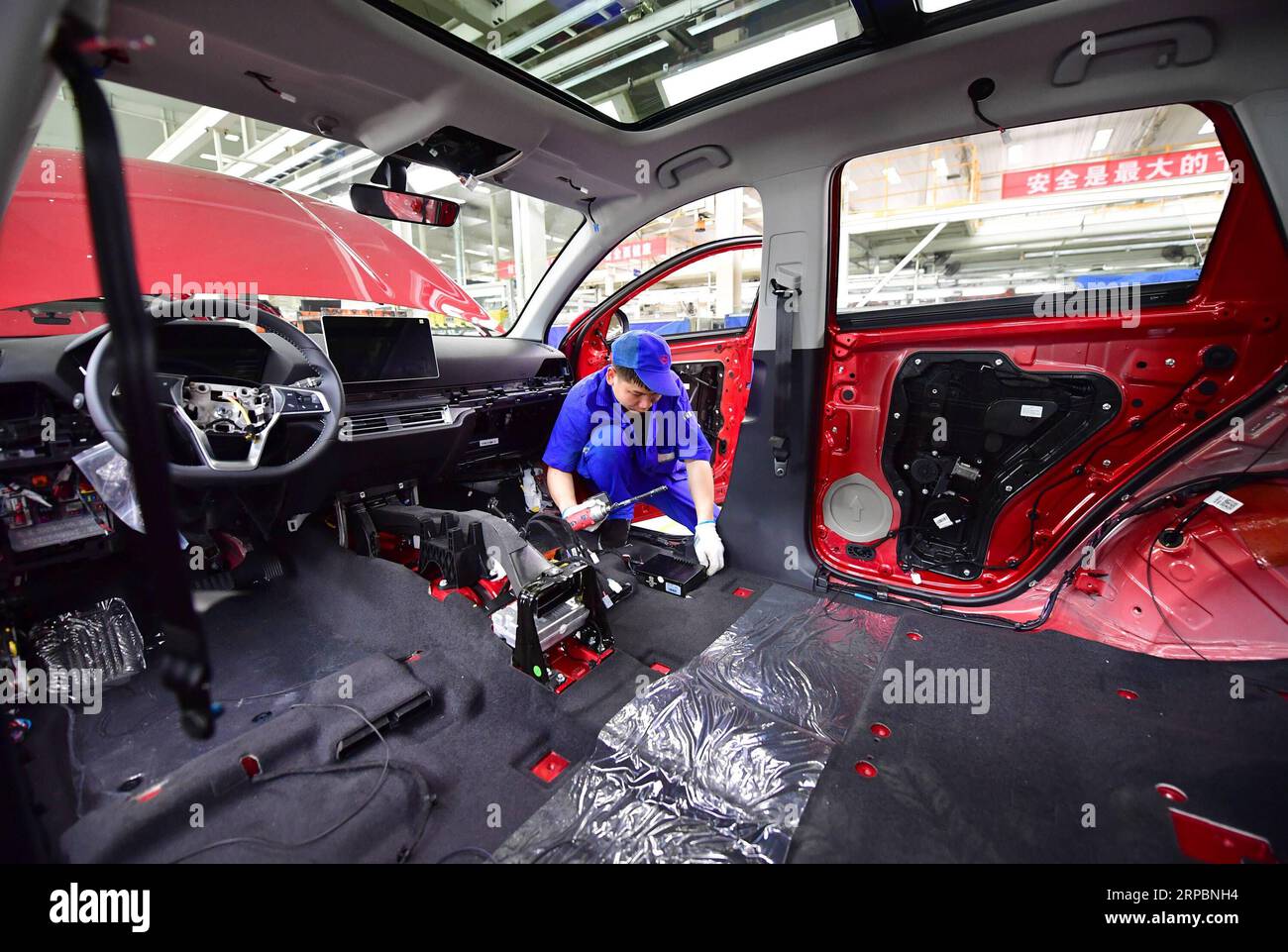 (190613) -- XI AN, 13. Juni 2019 (Xinhua) -- Ein Arbeiter installiert Komponenten für ein neues Energiefahrzeug in Xi, einem Werk von BYD Auto in Xi an, Provinz Shaanxi im Nordwesten Chinas, 12. Juni 2019. Laut der China Pkw Association stiegen die Verkäufe von neuen Energiefahrzeugen (nEVs) im vergangenen Monat weiter an und stiegen im Jahresvergleich um 1,8 Prozent. Die Regierung kündigte Anfang dieses Monats Maßnahmen zur Steigerung des Kfz-Verkaufs an, wie etwa das Verbot lokaler Regierungen, dem Verbrauch und der Nutzung von nEVs Beschränkungen aufzuerlegen. (Xinhua/Shao Rui) CHINA-NEW ENERGY VEHICLES-SALES (CN) PUBLICATIONxNOTxINxCHN Stockfoto