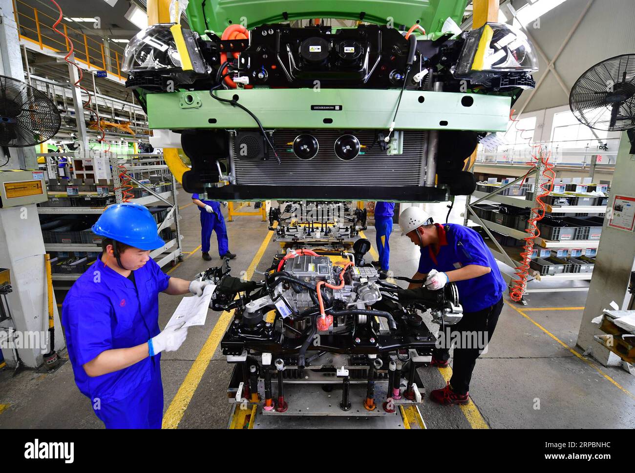 (190613) -- XI AN, 13. Juni 2019 (Xinhua) -- Arbeiter installieren den Elektromotor für ein neues Energiefahrzeug in Xi, einem Werk von BYD Auto in Xi an, Hauptstadt der nordwestchinesischen Provinz Shaanxi, 12. Juni 2019. Laut der China Pkw Association stiegen die Verkäufe von neuen Energiefahrzeugen (nEVs) im vergangenen Monat weiter an und stiegen im Jahresvergleich um 1,8 Prozent. Die Regierung kündigte Anfang dieses Monats Maßnahmen zur Steigerung des Kfz-Verkaufs an, wie etwa das Verbot lokaler Regierungen, dem Verbrauch und der Nutzung von nEVs Beschränkungen aufzuerlegen. (Xinhua/Shao Rui) CHINA-NEW ENERGY VEHICLES-SALES (CN) PUBLICATIONxNOTxINxCHN Stockfoto