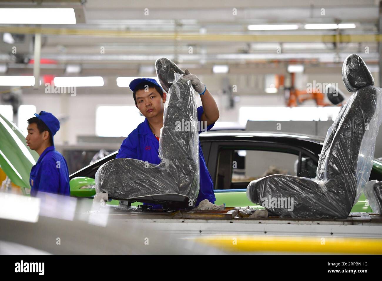 190613 -- XI AN, 13. Juni 2019 Xinhua -- Ein Arbeiter installiert Sitze für ein neues Energiefahrzeug in Xi, einem Werk von BYD Auto in Xi an, Provinz Shaanxi im Nordwesten Chinas, 12. Juni 2019. Laut der China Pkw Association stiegen die Umsätze mit nEVs im vergangenen Monat weiter an und stiegen im Vergleich zum Vorjahr um 1,8 Prozent. Die Regierung kündigte Anfang dieses Monats Maßnahmen zur Steigerung des Kfz-Verkaufs an, wie etwa das Verbot lokaler Regierungen, dem Verbrauch und der Nutzung von nEVs Beschränkungen aufzuerlegen. Xinhua/Shao Rui CHINA-NEW ENERGY VEHICLES-SALES CN PUBLICATIONxNOTxINxCHN Stockfoto