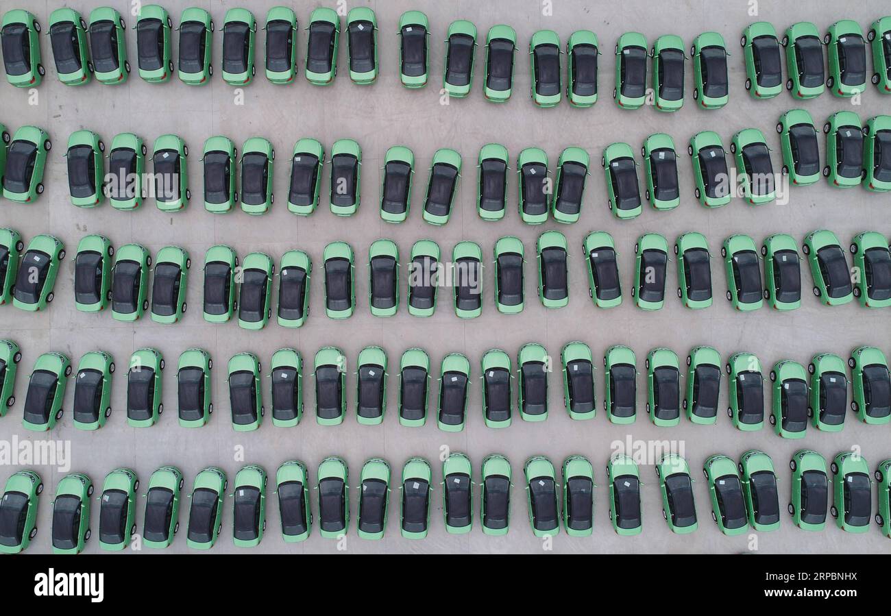 (190613) -- XI AN, 13. Juni 2019 (Xinhua) -- Luftbild zeigt die neuen Energiefahrzeuge in Xi, einem Werk von BYD Auto in Xi an, Provinz Shaanxi im Nordwesten Chinas, 12. Juni 2019. Laut der China Pkw Association stiegen die Verkäufe von neuen Energiefahrzeugen (nEVs) im vergangenen Monat weiter an und stiegen im Jahresvergleich um 1,8 Prozent. Die Regierung kündigte Anfang dieses Monats Maßnahmen zur Steigerung des Kfz-Verkaufs an, wie etwa das Verbot lokaler Regierungen, dem Verbrauch und der Nutzung von nEVs Beschränkungen aufzuerlegen. (Xinhua/Shao Rui) CHINA-NEW ENERGY VEHICLES-SALES (CN) PUBLICATIONxNOTxINxCHN Stockfoto