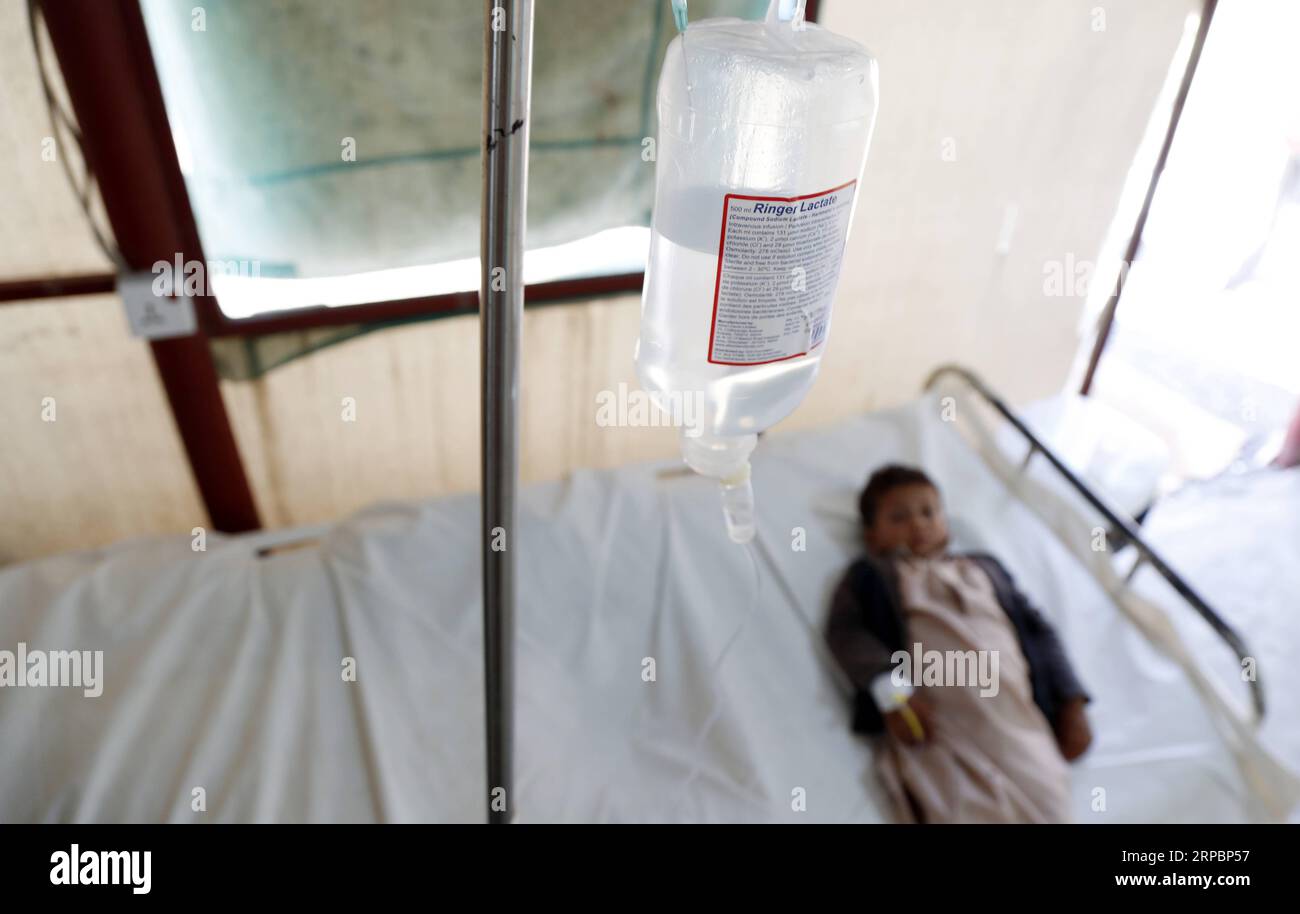 (190613) -- SANAA, 13. Juni 2019 -- Ein jemenitisches Cholera-infiziertes Kind erhält am 13. Juni 2019 medizinische Behandlung im Krankenhaus in Sanaa, Jemen. Sintflutartige Regenfälle und Überschwemmungen haben Tausende von Menschen im Jemen getroffen und könnten die Ausbreitung der Cholera eskalieren, warnten die Vereinten Nationen am Mittwoch. Mohammed Mohammed) JEMEN-SANAA-FLUTCHOLERA nieyunpeng PUBLICATIONxNOTxINxCHN Stockfoto