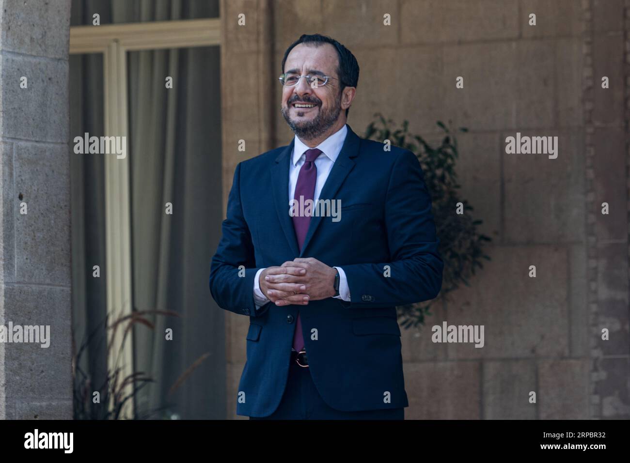 Nikosia, Zypern. September 2023. Präsident von Zypern NICOS CHRISTODOULIDES wartet auf den Premierminister von Griechenland, Nikosia, Zypern, am 4. September 2023. Ein trilaterales Treffen zwischen dem zyprischen Präsidenten Nicos Christodoulides, dem griechischen Premierminister Kyriakos Mitsotakis und dem israelischen Premierminister Benjamin Netanjahu fand heute im Präsidentenpalast statt. (Foto: Kostas Pikoulas/SIPA USA). Quelle: SIPA USA/Alamy Live News Stockfoto