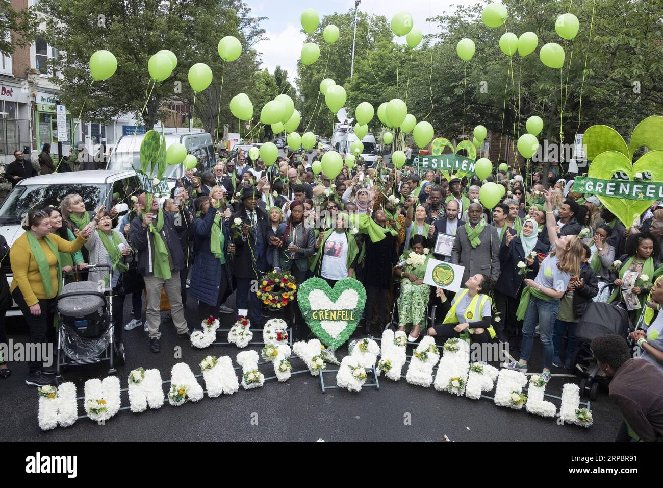 (190614) -- LONDON, 14. Juni 2019 -- Menschen setzen grüne Ballons außerhalb von St.. Helens Kirche anlässlich des zweiten Jahrestages des Grenfell Tower Fire in London, Großbritannien, am 14. Juni 2019. Das tödliche Feuer im Grenfell Tower verursachte am 14. Juni 2017 72 Tote. ) BRITANNIEN-LONDON-GRENFELL TOWER FEUERGEDENKEN RAYXTANG PUBLICATIONXNOTXINXCHN Stockfoto