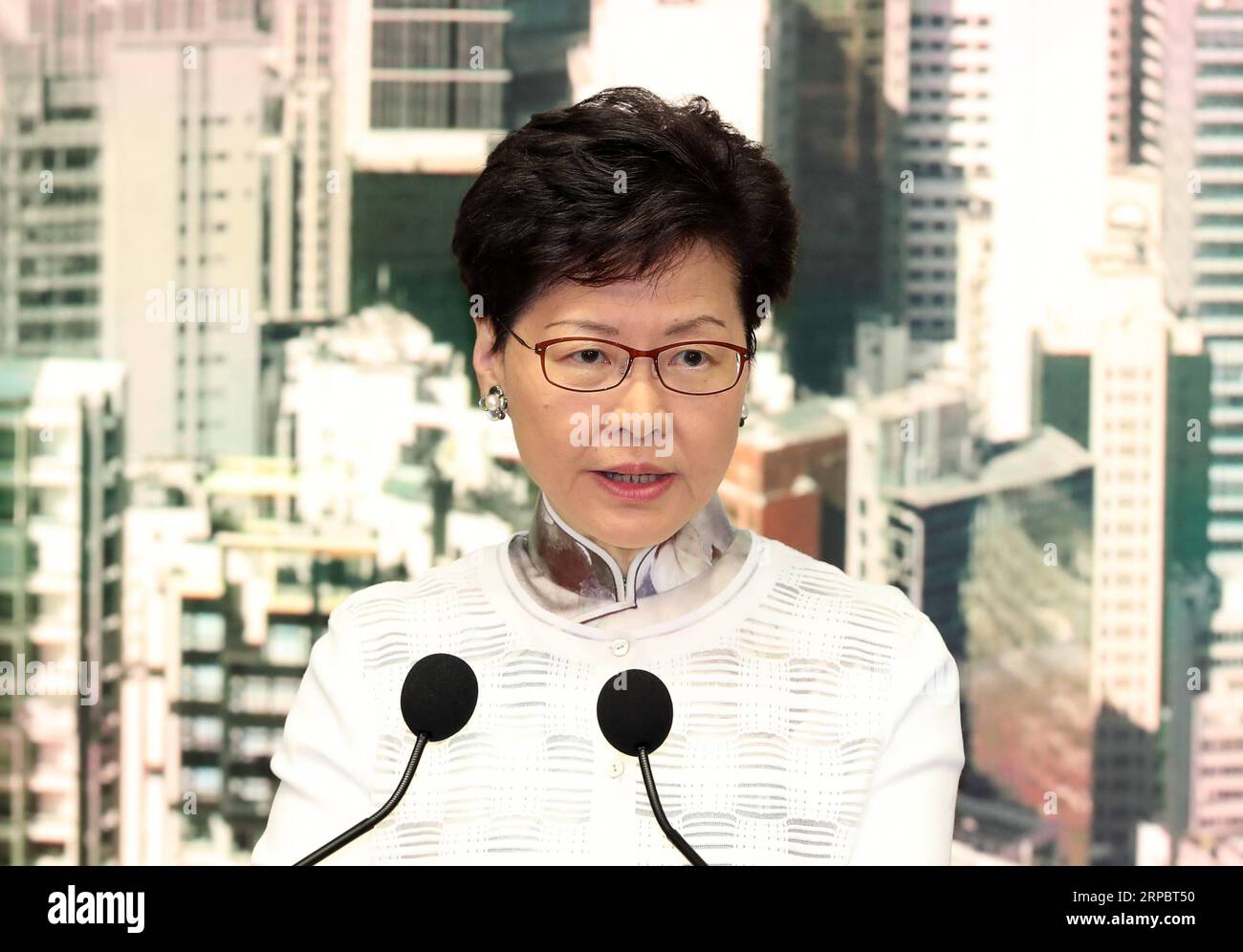 (190615) -- HONGKONG, 15. Juni 2019 (Xinhua) -- Carrie Lam, Chief Executive der Sonderverwaltungsregion Hongkong (HKSAR), gibt am 15. Juni 2019 bekannt, dass die HKSAR-Regierung die Änderungen der Verordnung über flüchtige Straftäter und der Verordnung über die Rechtshilfe in Strafsachen aussetzen wird, bis weitere Kommunikations- und Erklärungsarbeiten abgeschlossen sind. DER HKSAR-Chef kündigt die Aussetzung der Änderungen des Gesetzes an und verspricht, die Erklärung fortzusetzen (Xinhua/Li Gang) CHINA-HONG KONG-HKSAR-CHEF DES GESETZES ZUR AUSSETZUNG DER ÄNDERUNGEN DES GESETZES FÜR FLÜCHTLINGE (CN) PUBLICATIONxNOTxINxCHN Stockfoto