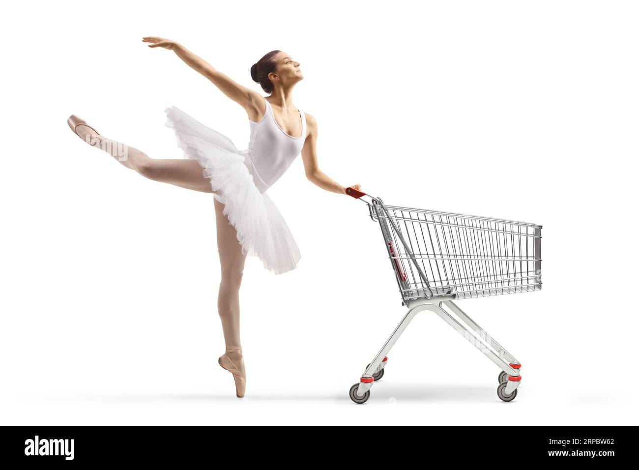 Profilaufnahme in voller Länge einer Ballerina in einem weißen Tutu-Kleid, die einen Einkaufswagen isoliert auf weißem Hintergrund trägt Stockfoto