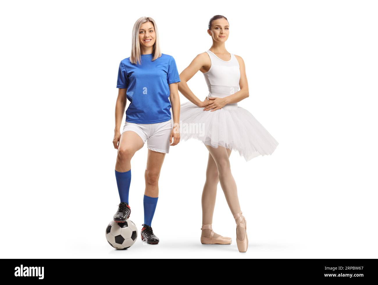 Ballerina in einem weißen Tutu-Kleid, das neben einer Fußballspielerin auf weißem Hintergrund posiert Stockfoto