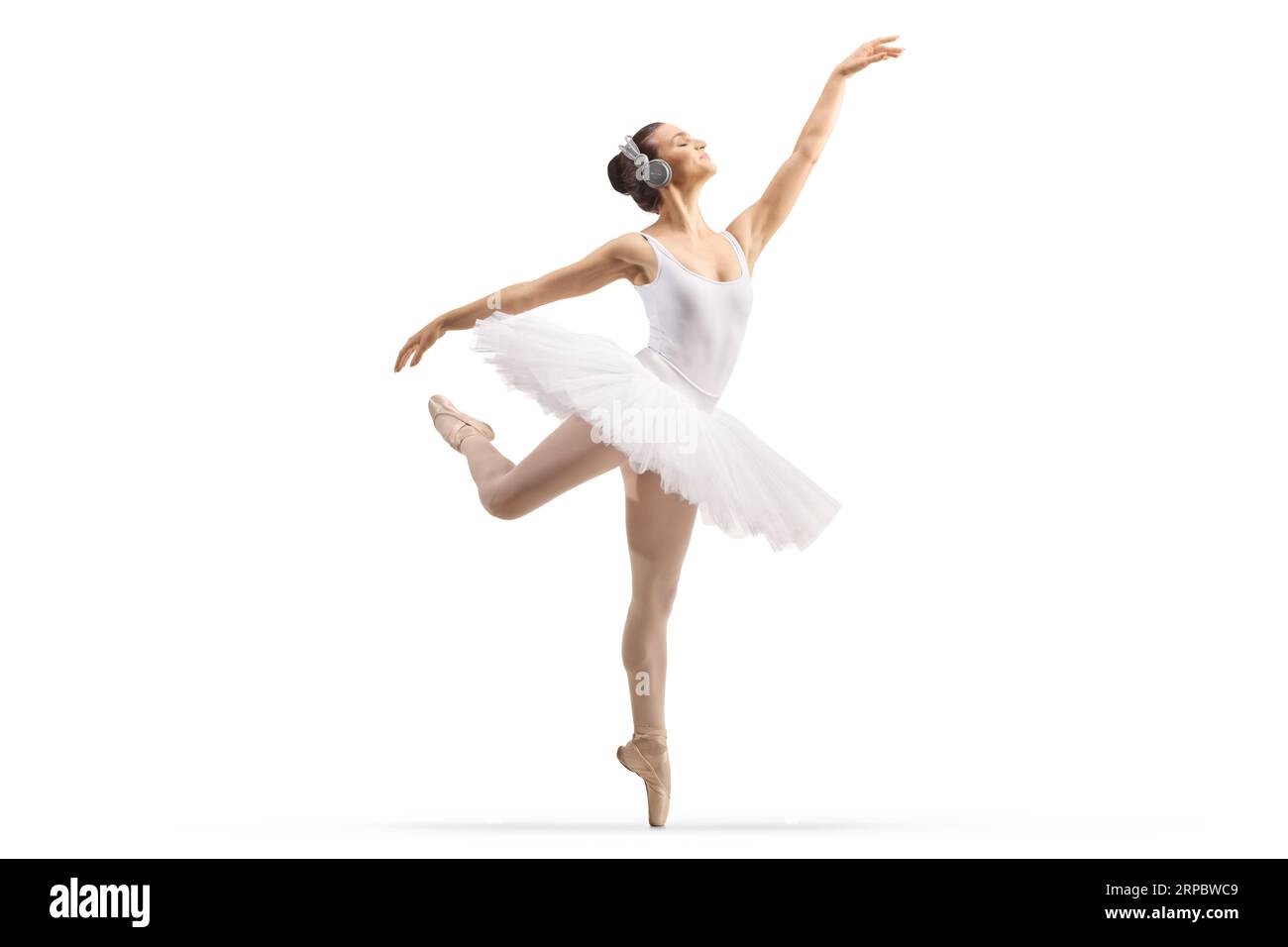 Profilaufnahme einer Ballerina in voller Länge mit Kopfhörern, die isoliert auf weißem Hintergrund tanzen Stockfoto