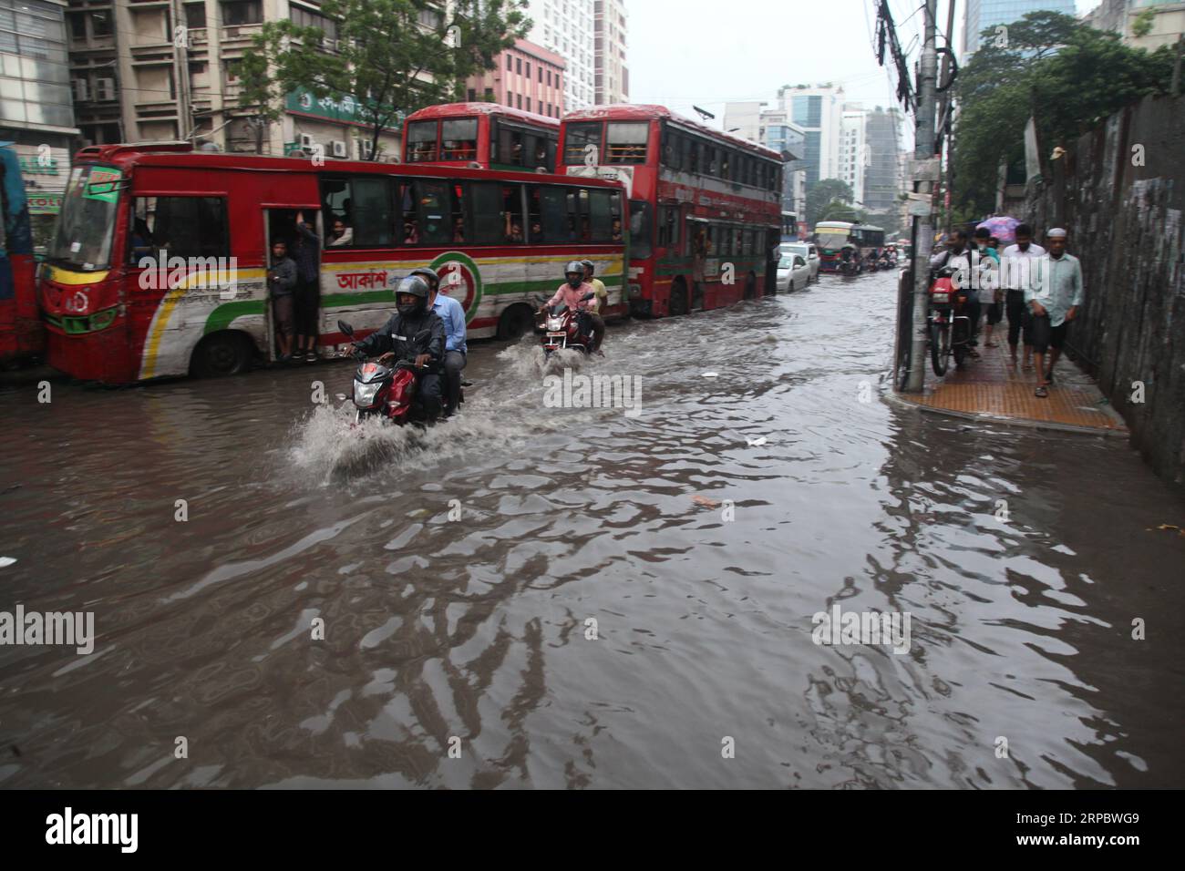 Dhaka, Bangladesch. Am 09. August 2023. Bangladesch überquert eine überflutete Straße in Dhaka, Bangladesch. Die Wassergewinnung ist zu einem ständigen Problem geworden Stockfoto