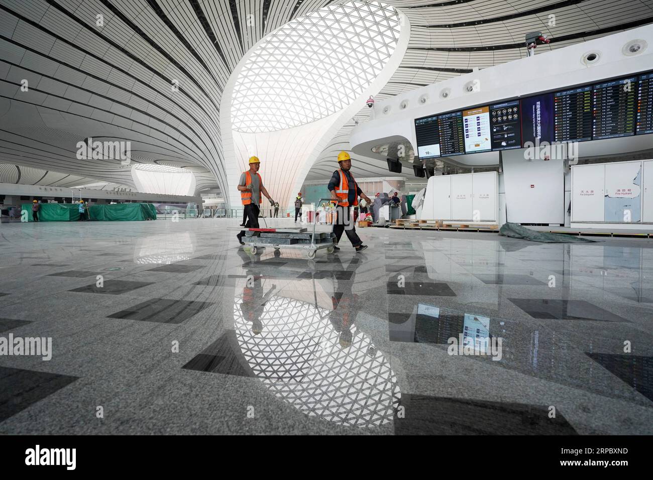 (190618) -- PEKING, 18. Juni 2019 (Xinhua) -- Arbeiter werden im Terminalgebäude des Beijing Daxing International Airport in Peking, Hauptstadt von China, 18. Juni 2019 gesehen. Der Bau des internationalen Flughafens Beijing Daxing wird voraussichtlich bis Ende dieses Monats abgeschlossen sein. Der neue Flughafen soll bis September 30 in Betrieb genommen werden. (Xinhua/Ju Huanzong) CHINA-BEIJING-DAXING INT L AIRPORT-CONSTRUCTION (CN) PUBLICATIONxNOTxINxCHN Stockfoto